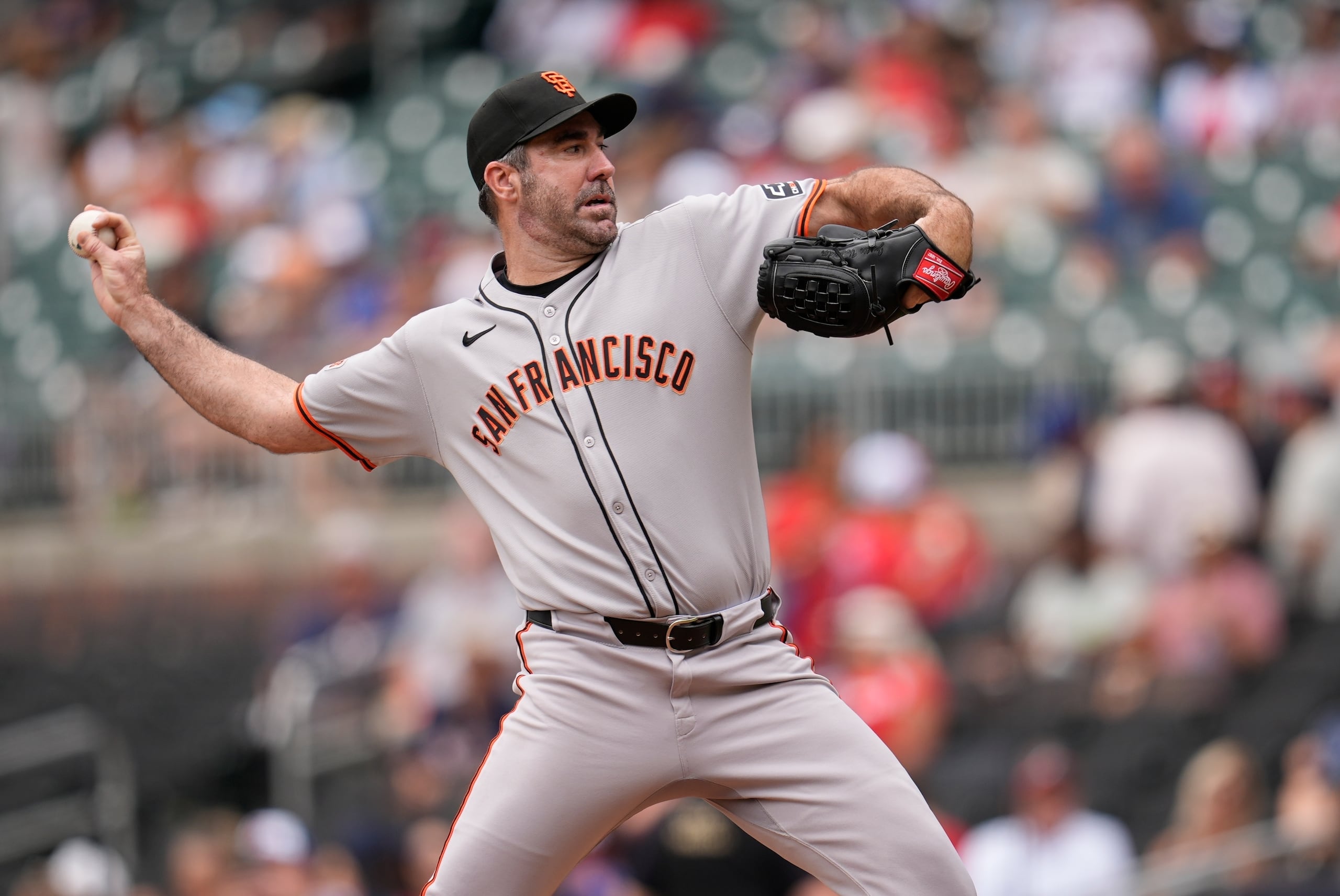 El pítcher de los Gigantes de San Francisco, Justin Verlander, lanza en la primera entrada ante los Braves de Atlanta.