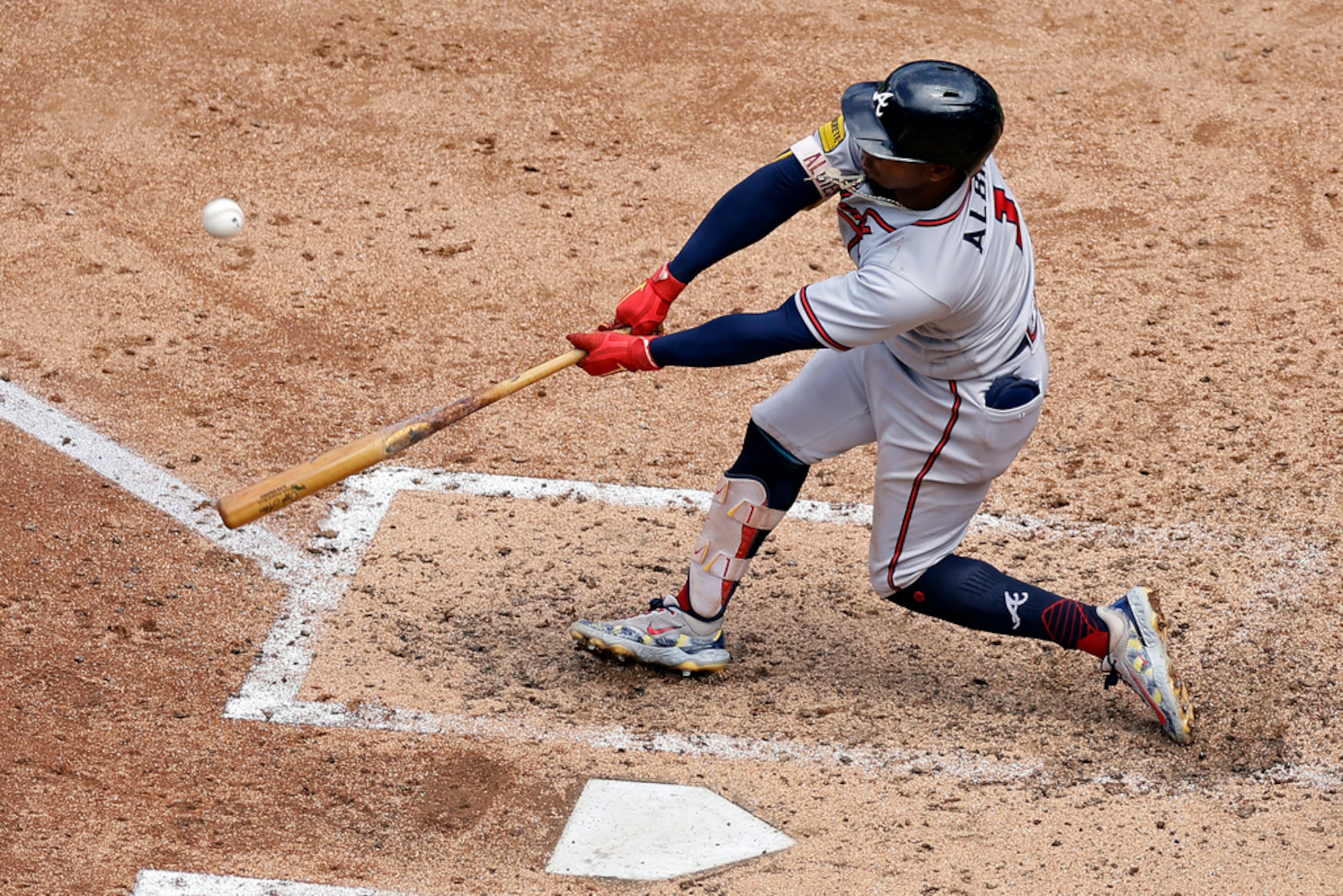 Ozzie Albies, de los Bravos de Atlanta, pega un sencillo de dos carreras en la cuarta entrada del primer encuentro de una doble cartelera ante los Mets.