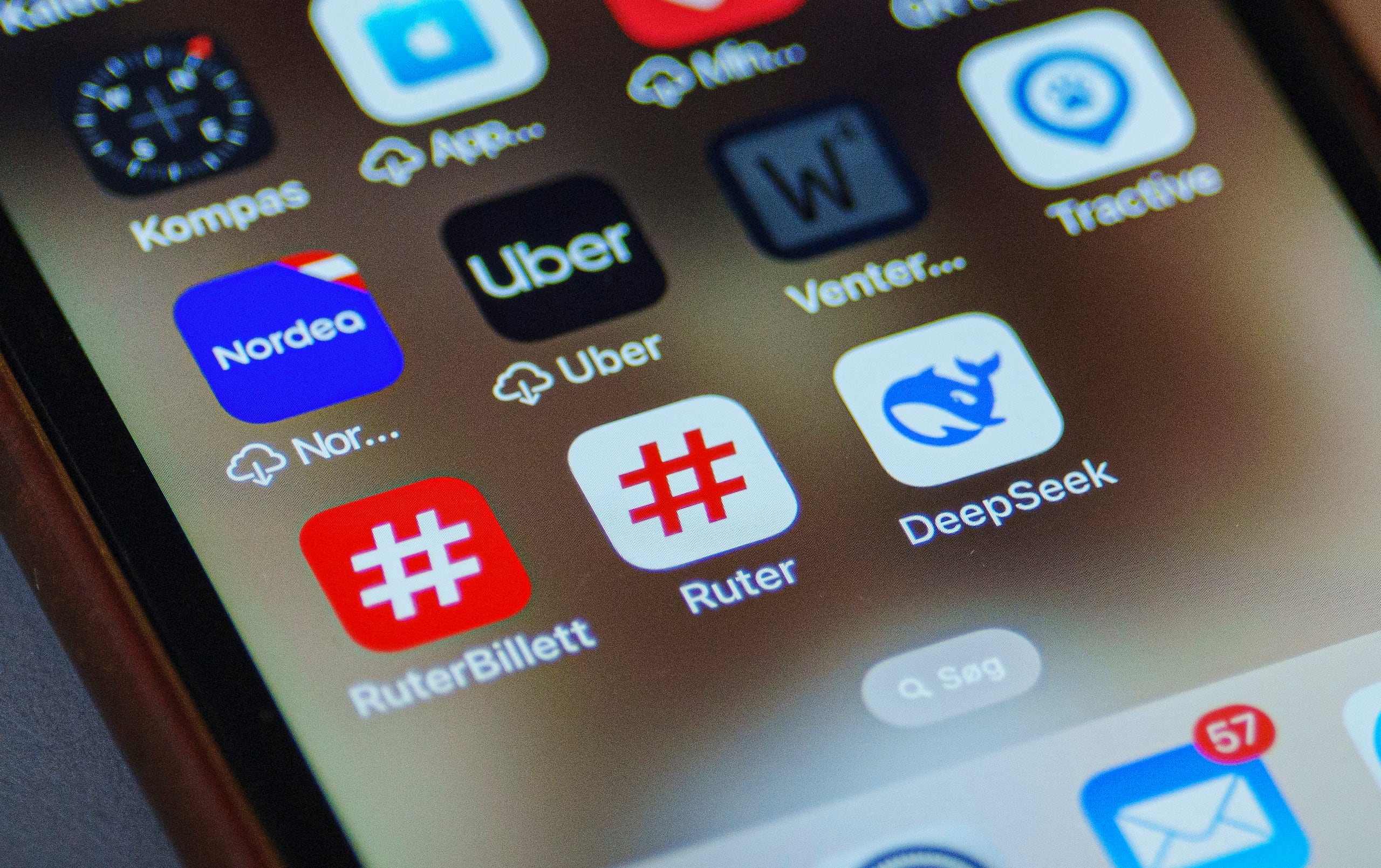 El asistente de IA de DeepSeek se convirtió en la aplicación gratuita más descargada en la tienda de iPhone de Apple el lunes, impulsado por la curiosidad sobre el competidor de ChatGPT.