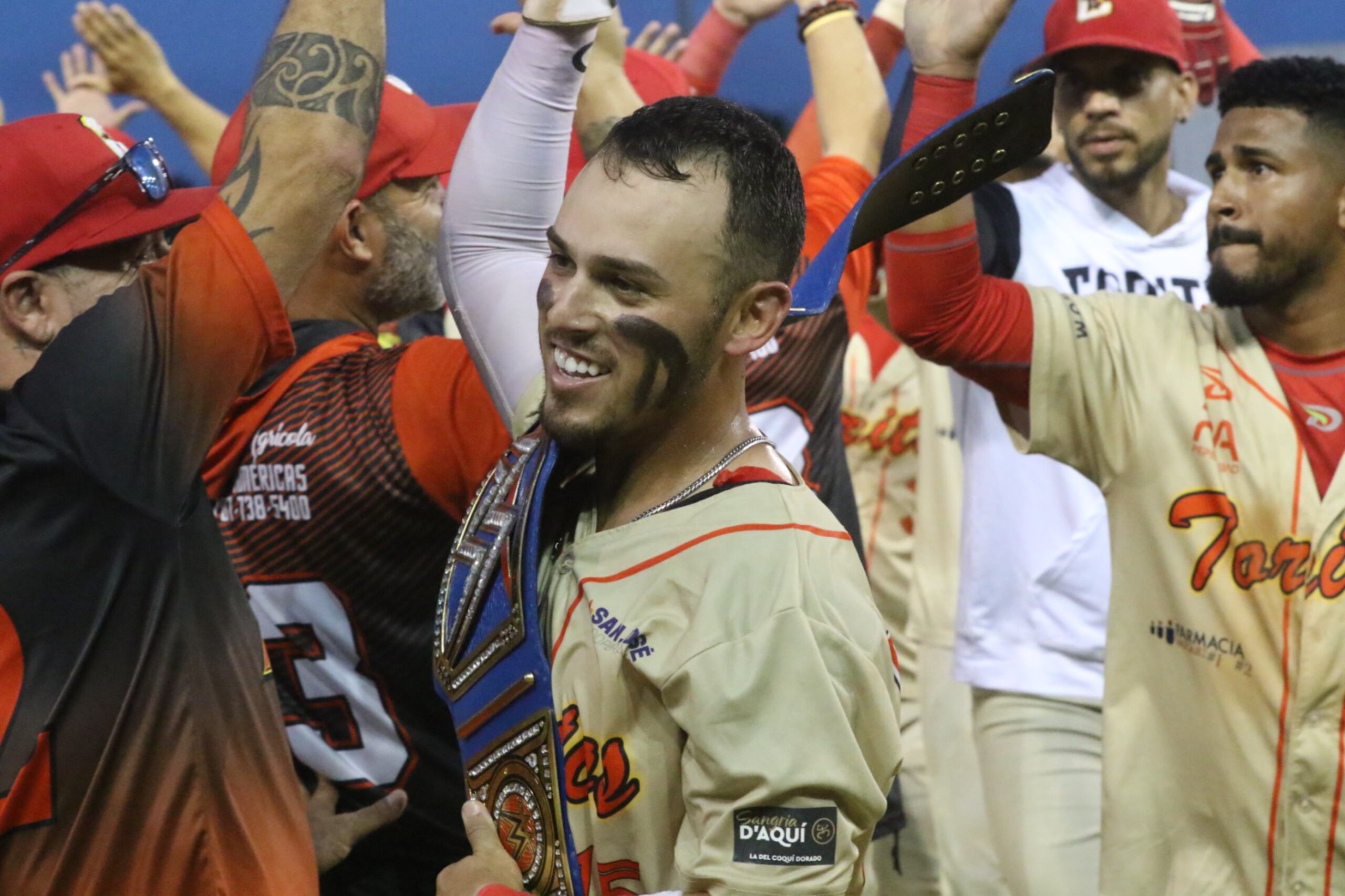 Jan Arroyo carga la correa por ser el héroe del partido.