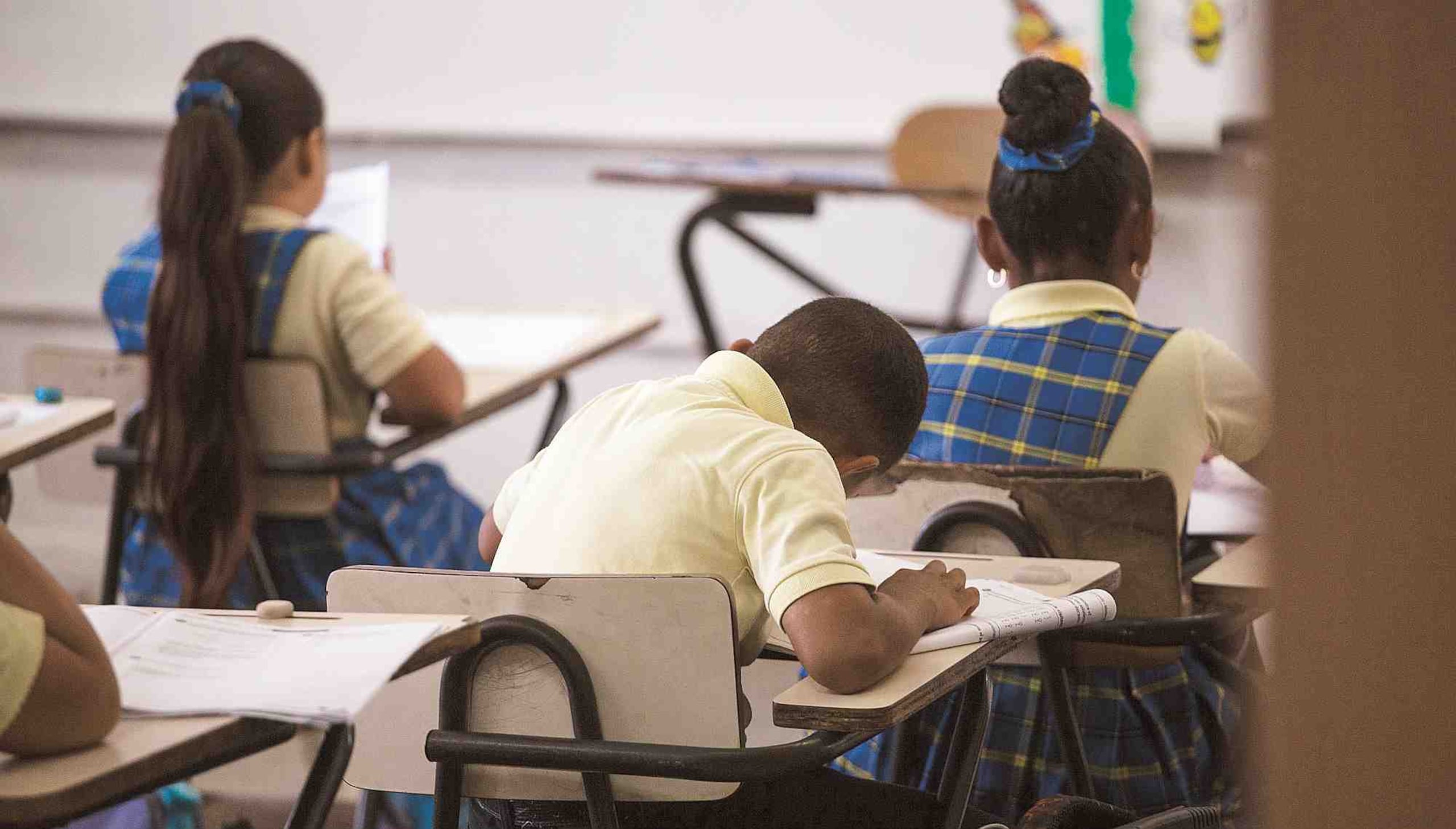 Una de las principales quejas sobre el sistema público educativo es que los estudiantes se gradúan de escuela superior sin dominar cabalmente destrezas de lectura y escritura. (Archivo)