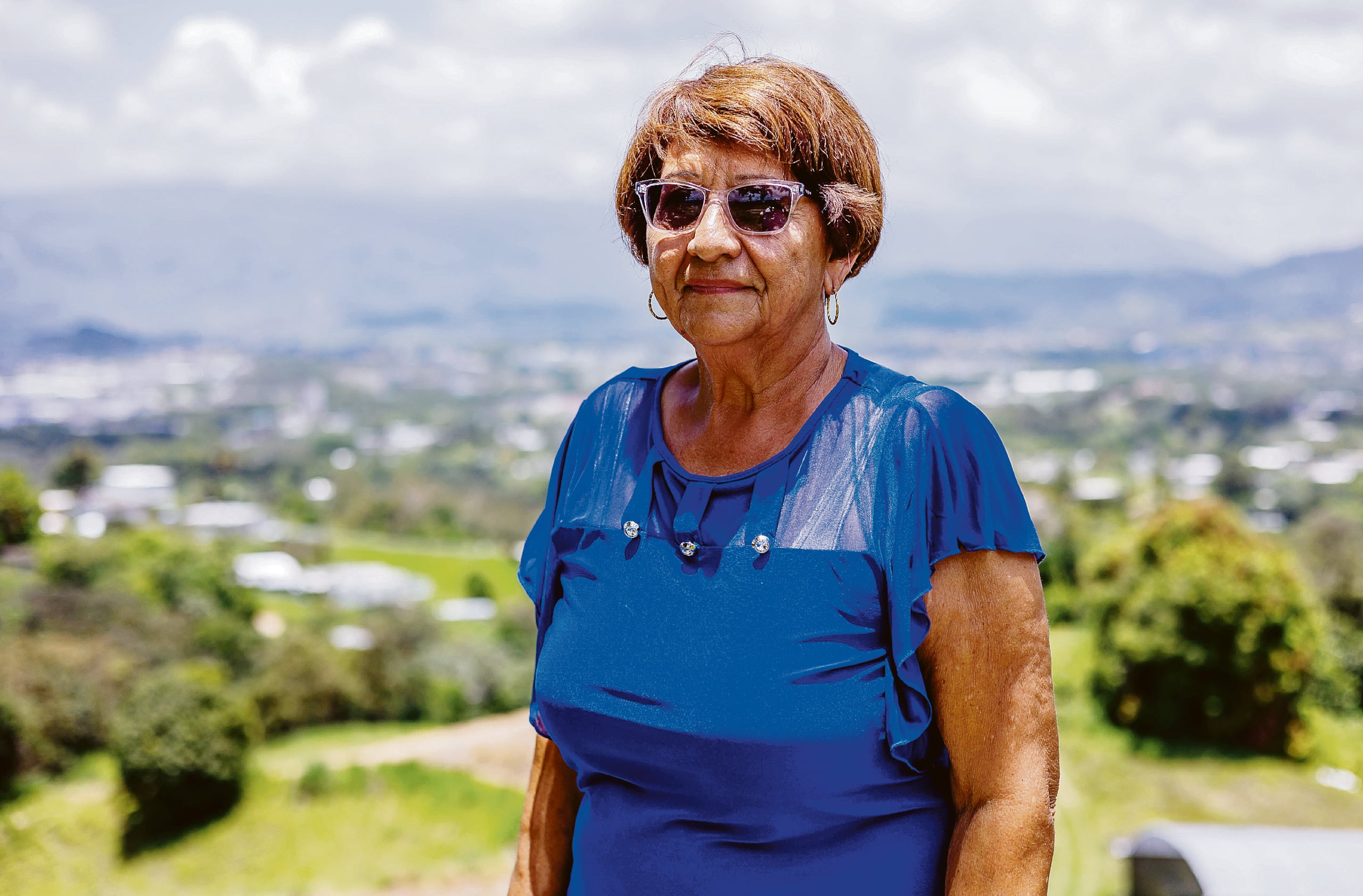 Genoveva se ha destacado como propulsora de las agroempresarias de Las Piedras. En el recuadro, parte de su finca, donde cultiva frutos como el ñame.
