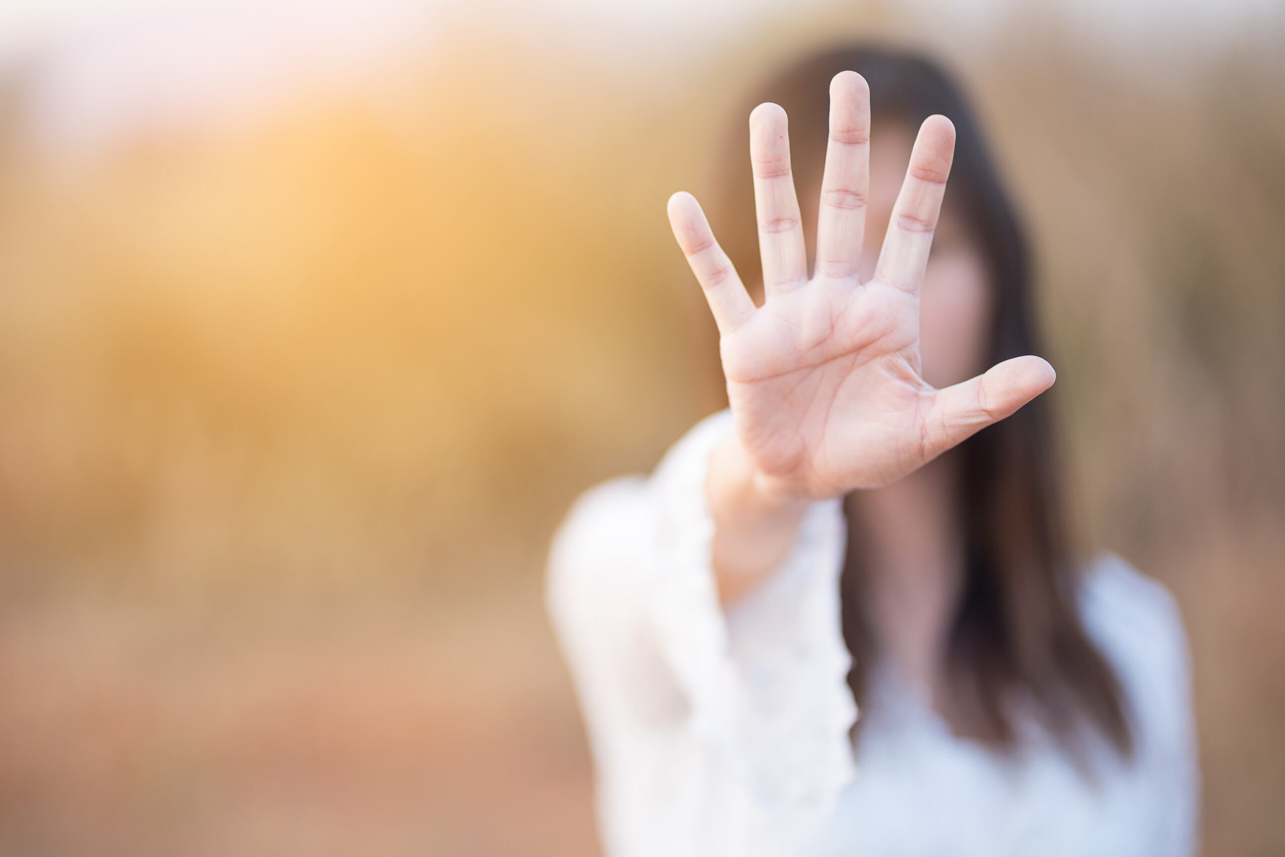 Si eres víctima de violencia de género, familiar de una víctima, o parte de la red de apoyo de la víctima, puedes a llamar a la línea de ayuda de la Procuraduría de las Mujeres, al 787-722-2977.