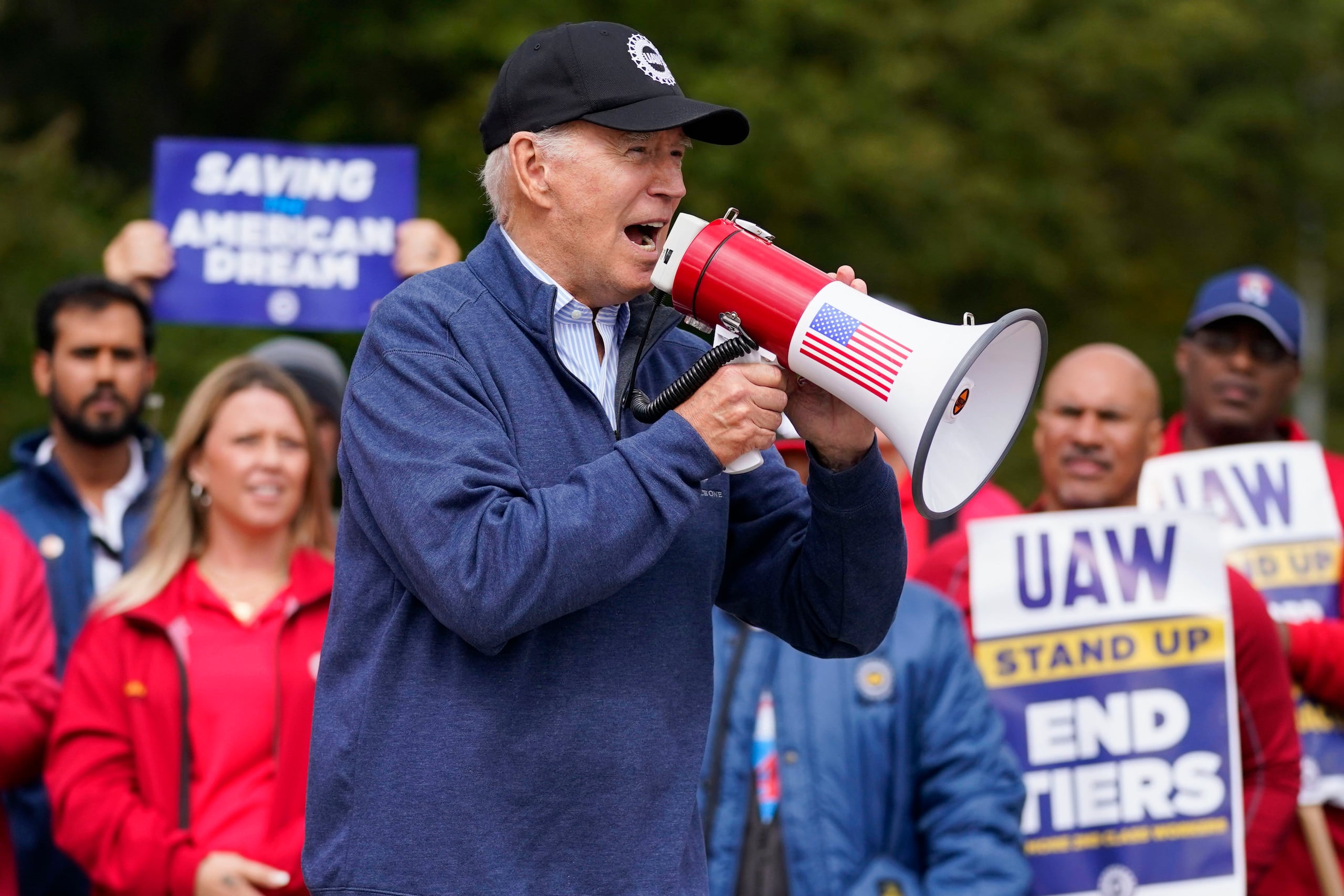 El presidente estadounidense Joe Biden se une a las protestas de los trabajadores del sindicato United Auto Workers, el martes 26 de septiembre de 2023, en Van Buren Township, Michigan. (AP Foto/Evan Vucci)