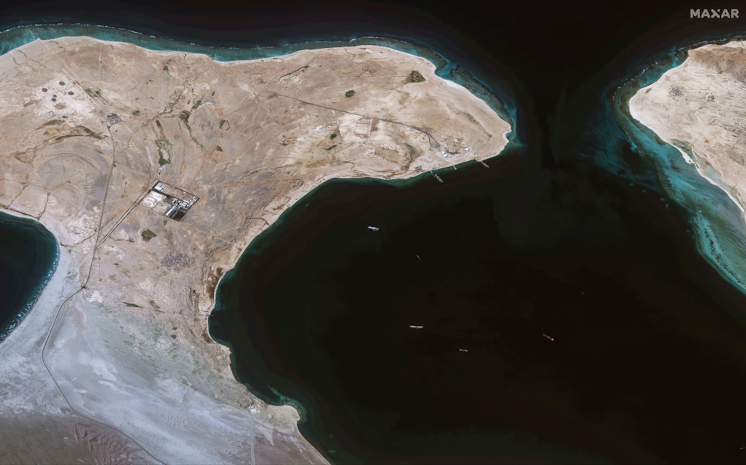 Esta imagen de satélite suministrada por Maxar Technologies muestra al buque Galaxy Leader cerca de las costas de As Salif, Yemen, en el mar Rojo, el 28 de noviembre de 2023. El buque fue capturado por combatientes hutíes el 19 de noviembre.