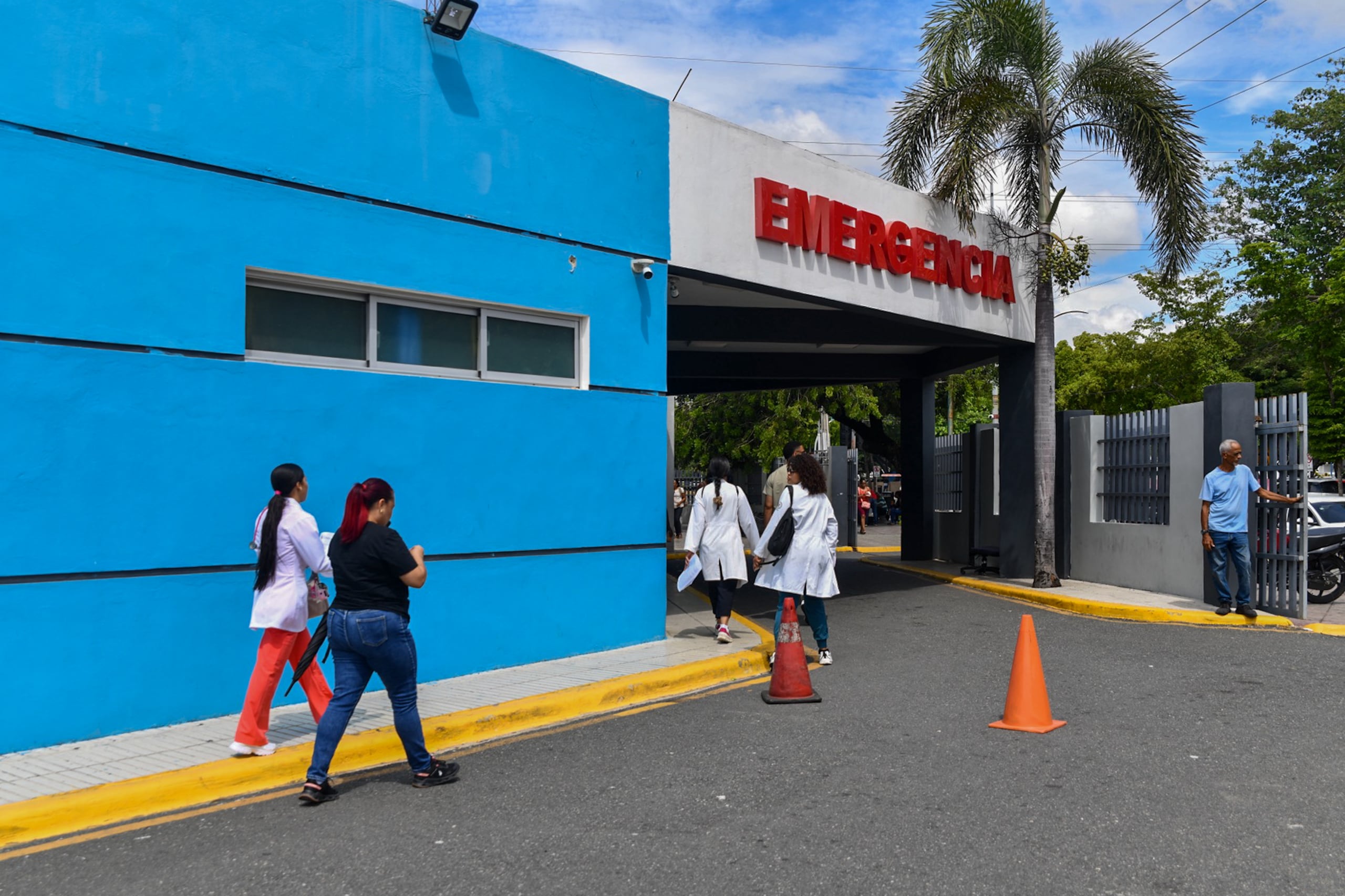 Fotografía que muestra la entrada del Hospital Pediátrico Dr. Robert Reid Cabral este martes, en Santo Domingo (República Dominicana). EFE/Eddy Vittini