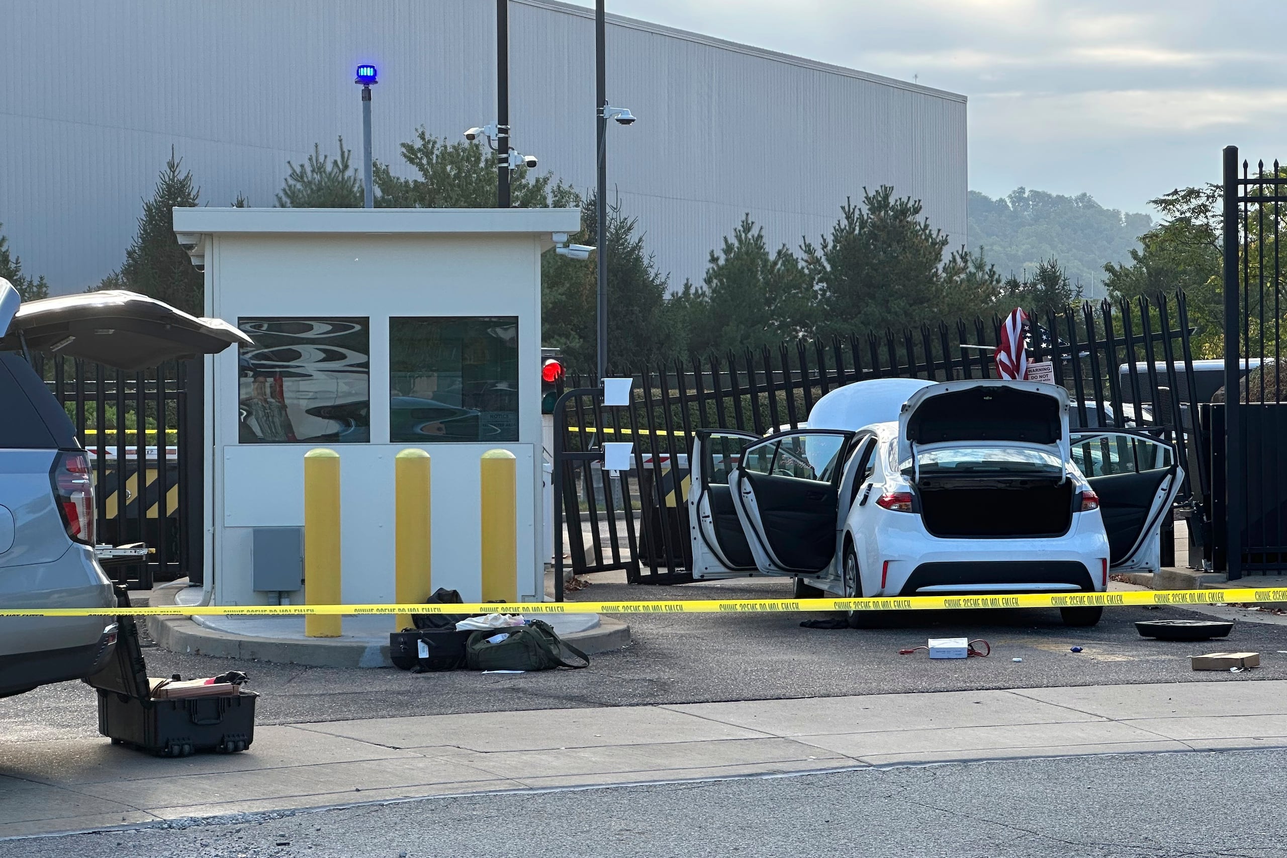 El carro estrellado contra la cerca de la sede del FBI en Pittsburgh el 17 de septiembre del 2025. (AP foto/Peter Smith)