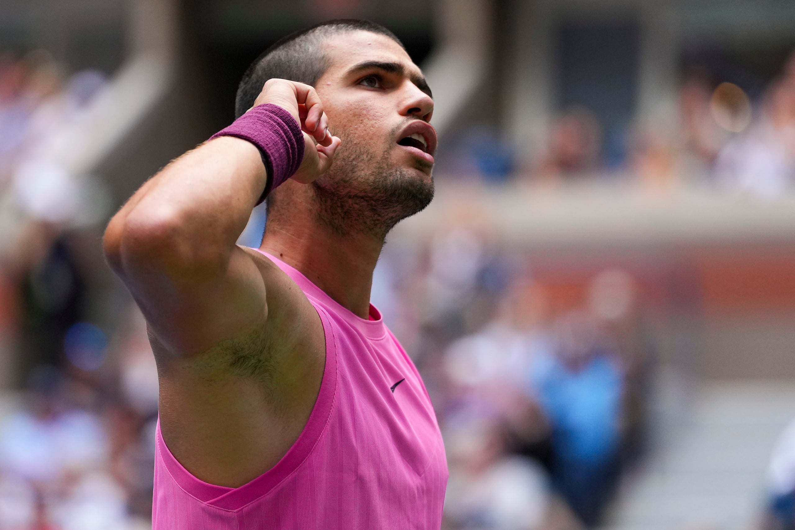 El español Carlos Alcaraz reacciona después de anotar un punto contra el checo Jiri Lehecka durante los cuartos de final del US Open.