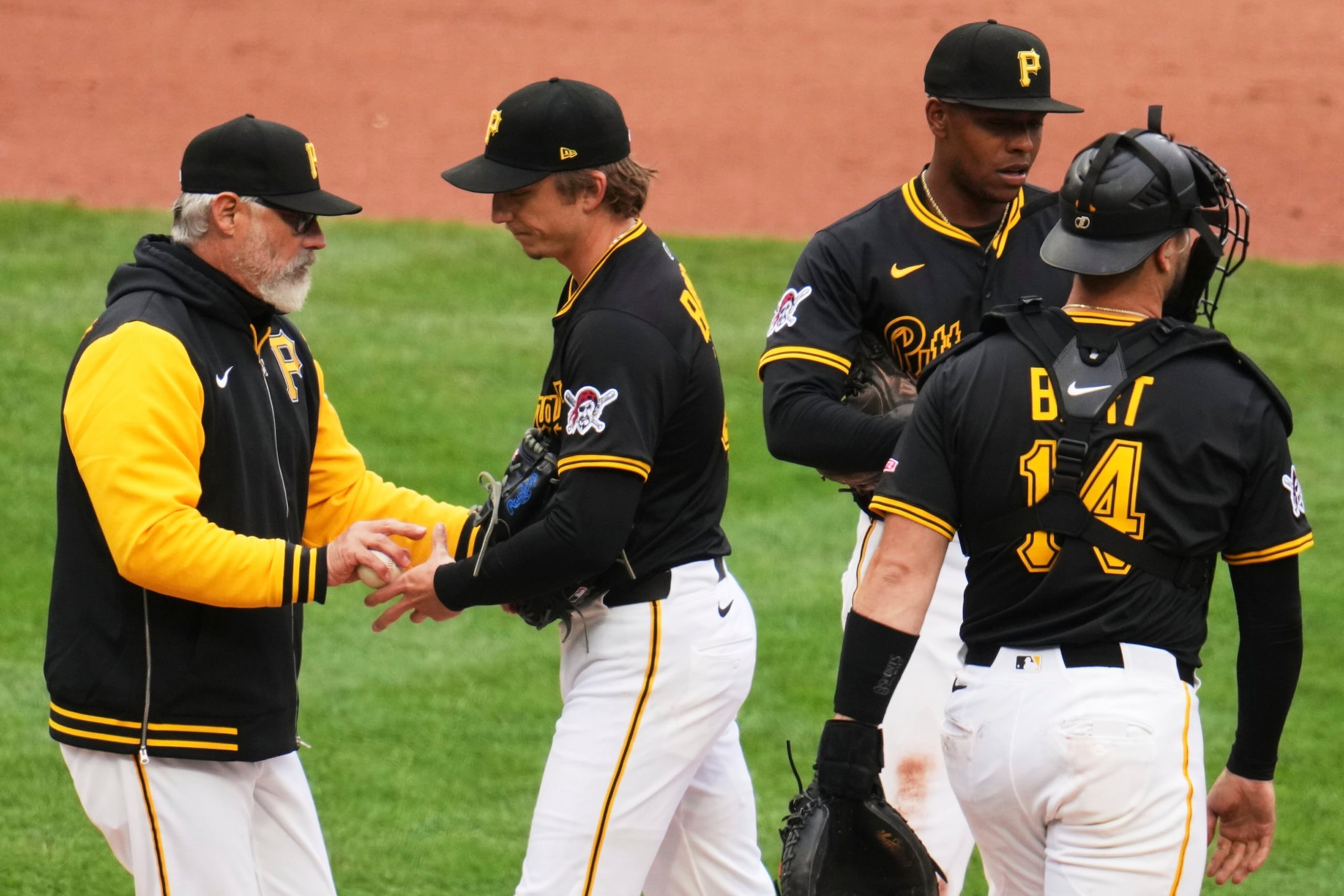 El lanzador de los Piratas de Pittsburgh, Ryan Borucki, centro, entrega la pelota al mánager Derek Shelton, izquierda, durante la novena entrada de un juego de béisbol de los Yankees de Nueva York en Pittsburgh.