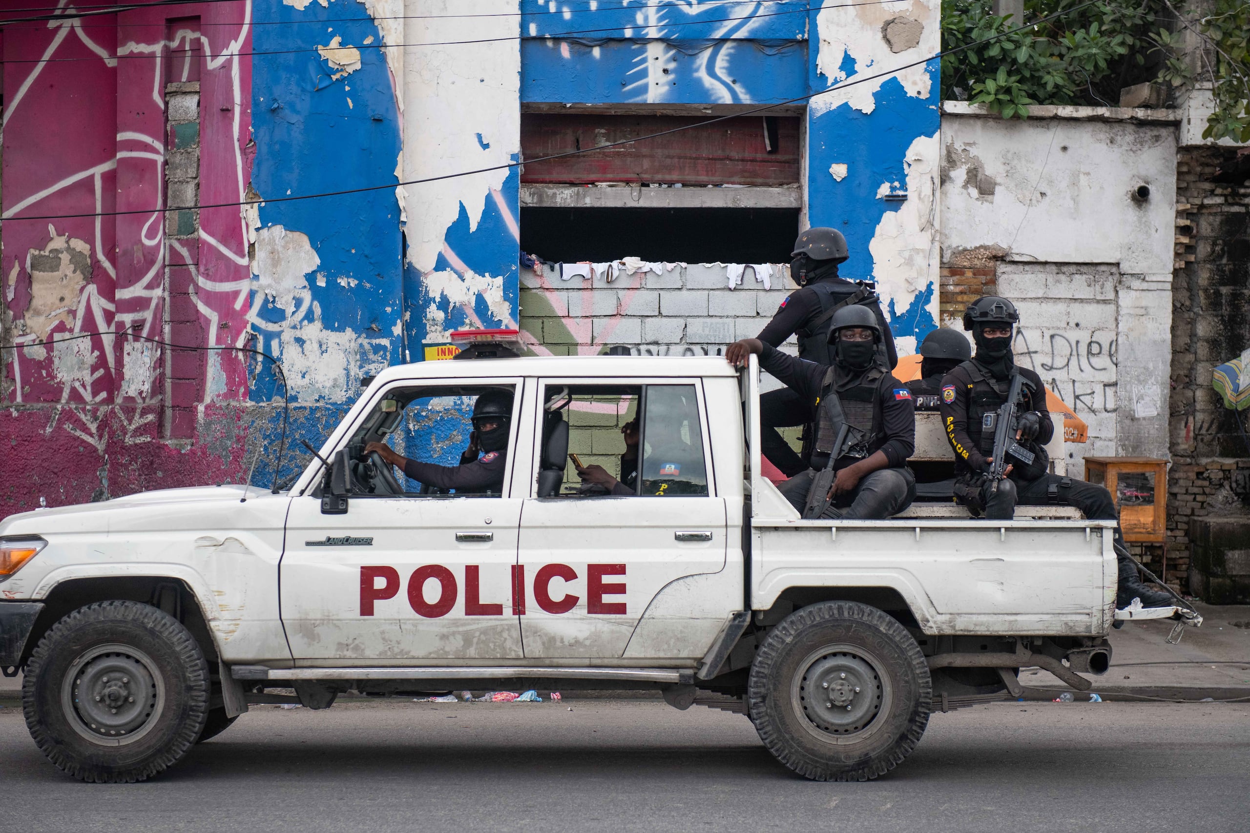 Policías que patrullan por una calle luego de un ataque a un hospital publico en Puerto Príncipe (Haití). (EFE/ Johnson Sabin/Archivo)