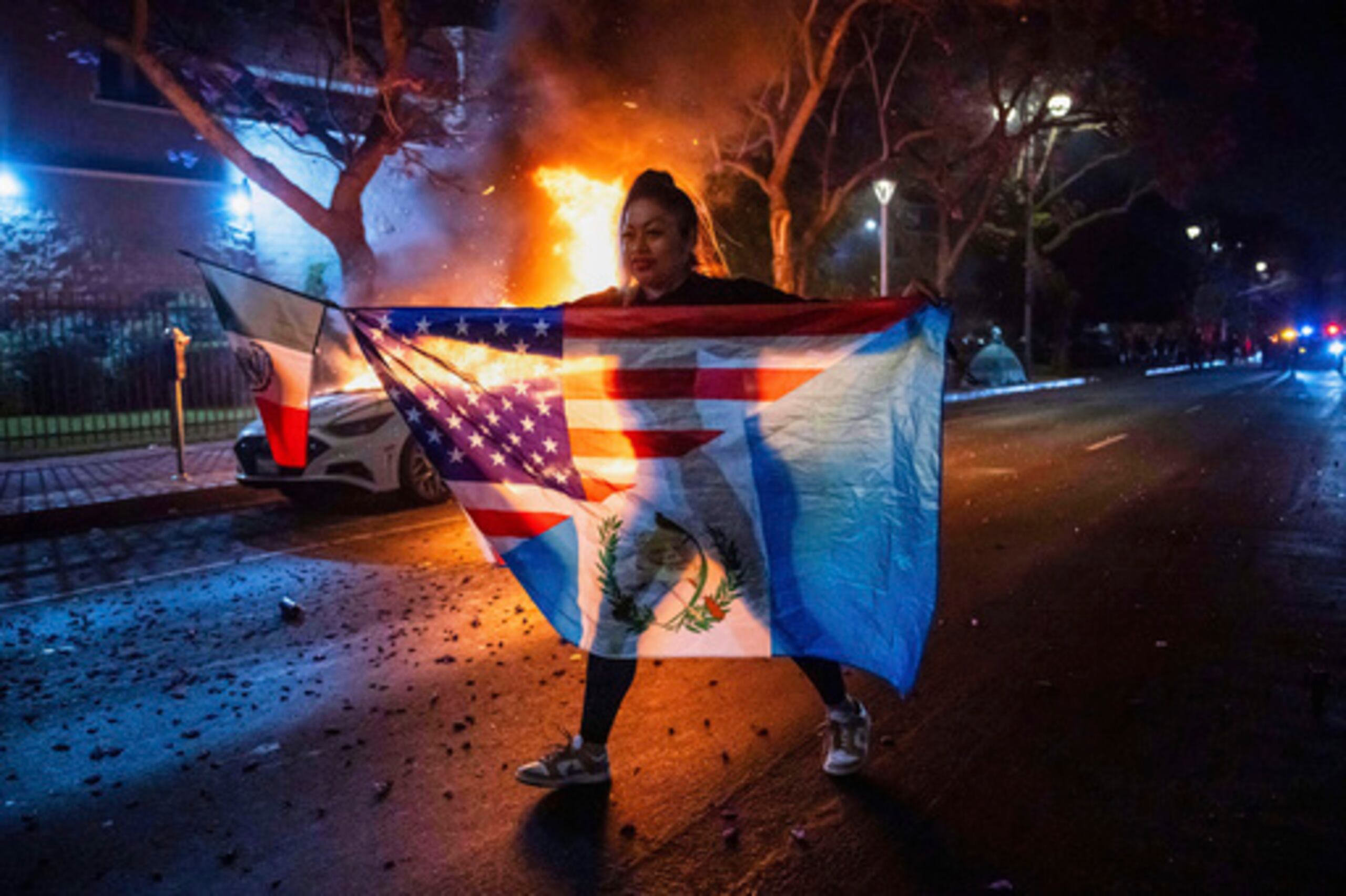 Una mujer participa de las protestas en Los Ángeles contra redadas migratorias.