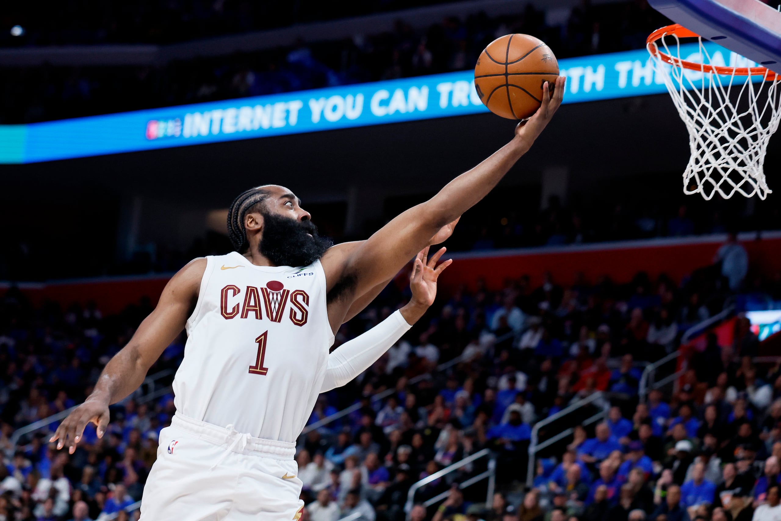 James Harden lanza al canasto durante el quinto juego de la serie entre los Cavaliers de Cleveland y los Pistons de Detroit.