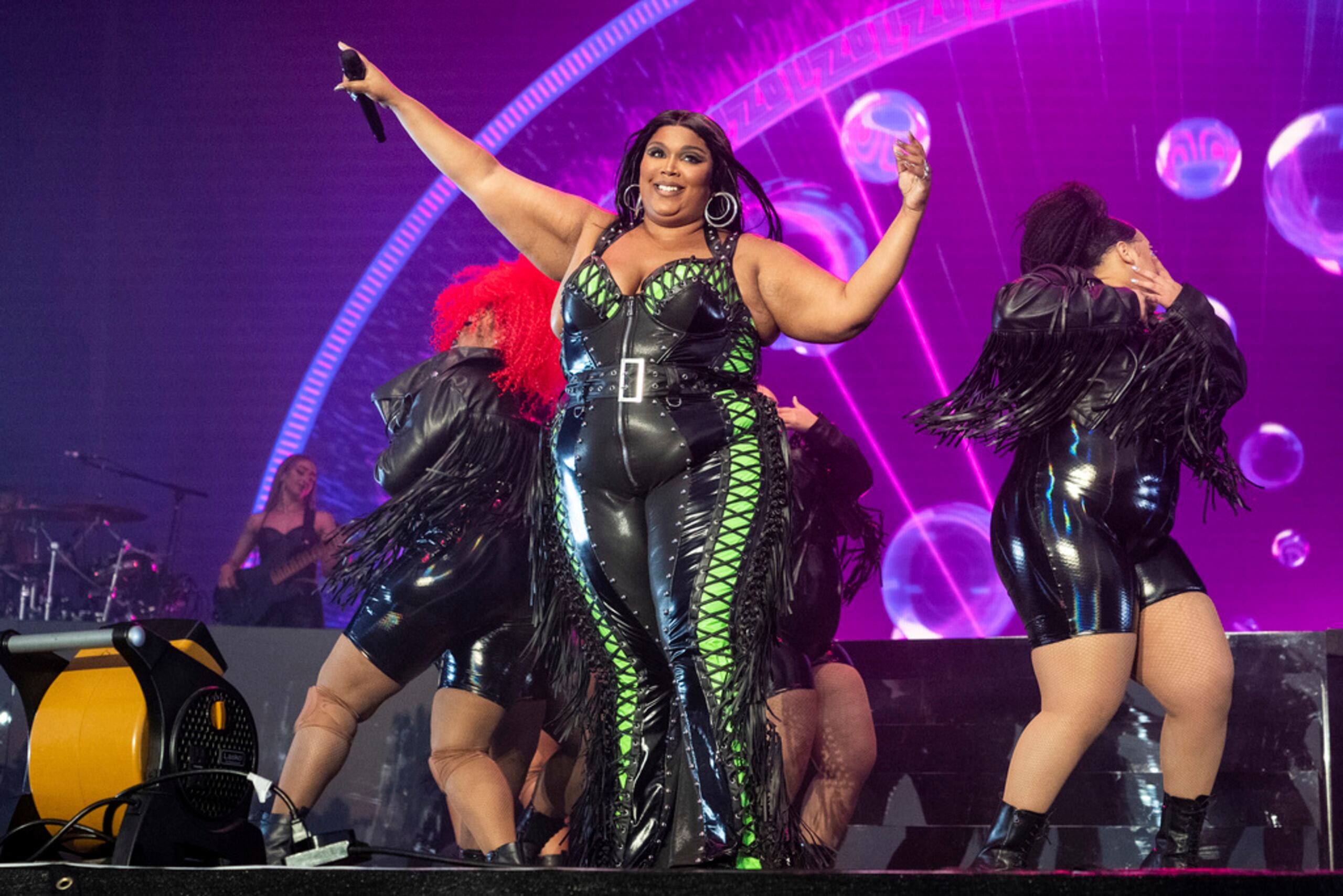 Lizzo, quien habitualmente defiende la positividad corporal, también está acusada de criticar a una exempleada por su aumento de peso después de acusar a la bailarina de no estar comprometida con su empleo.
