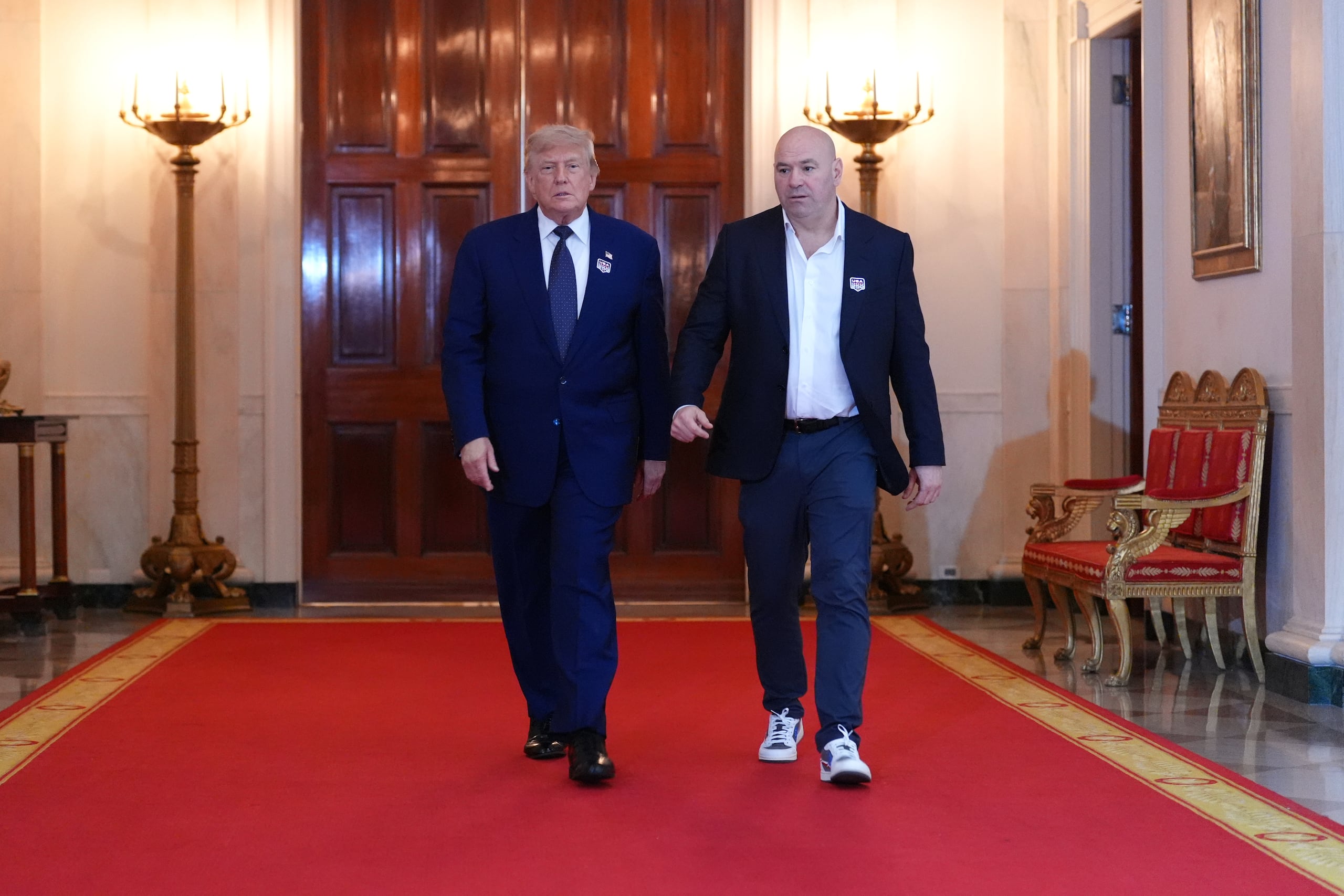 El presidente Donald Trump camina con el presidente y CEO de la UFC, Dana White, a través del Cross Hall de la Casa Blanca antes de asistir a las peleas de UFC Freedom 250 en el Jardín Sur de la Casa Blanca, el domingo 14 de junio de 2026, en Washington. (Foto AP/Jacquelyn Martin, Pool)