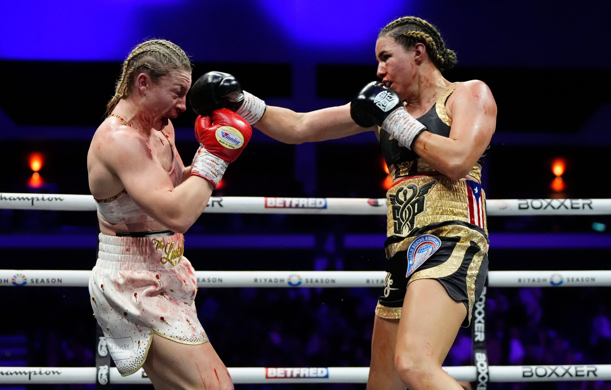 La boricua Stephanie Piñeiro lanza un golpe a Lauren Price durante el combate celebrado en Cardiff.