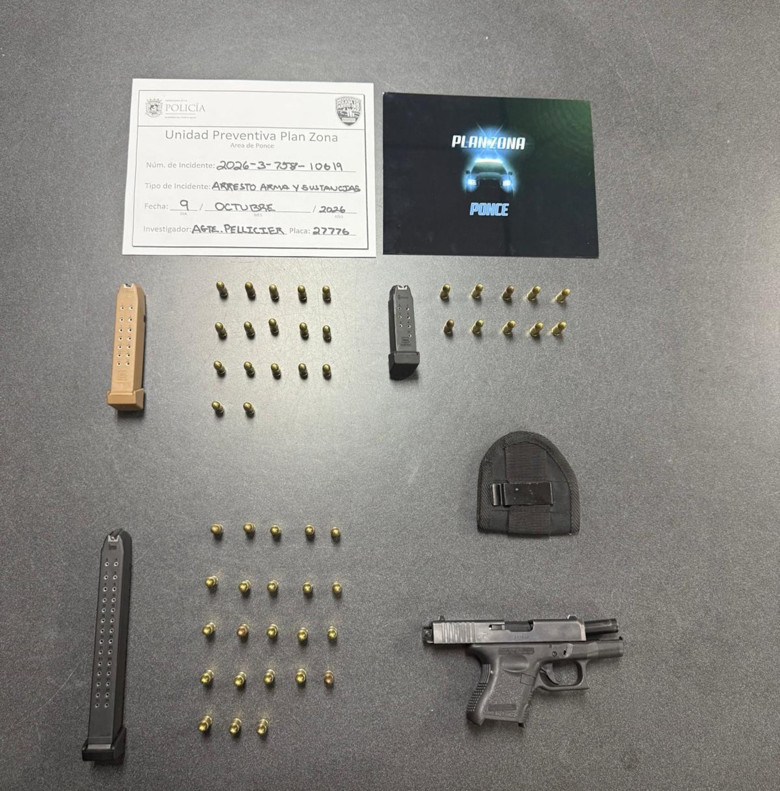 La Policía ocupó una pistola Glock alterada para disparar en automático, municiones, cargadores y una funda para el arma durante una intervención en la urbanización La Rambla, en Ponce.