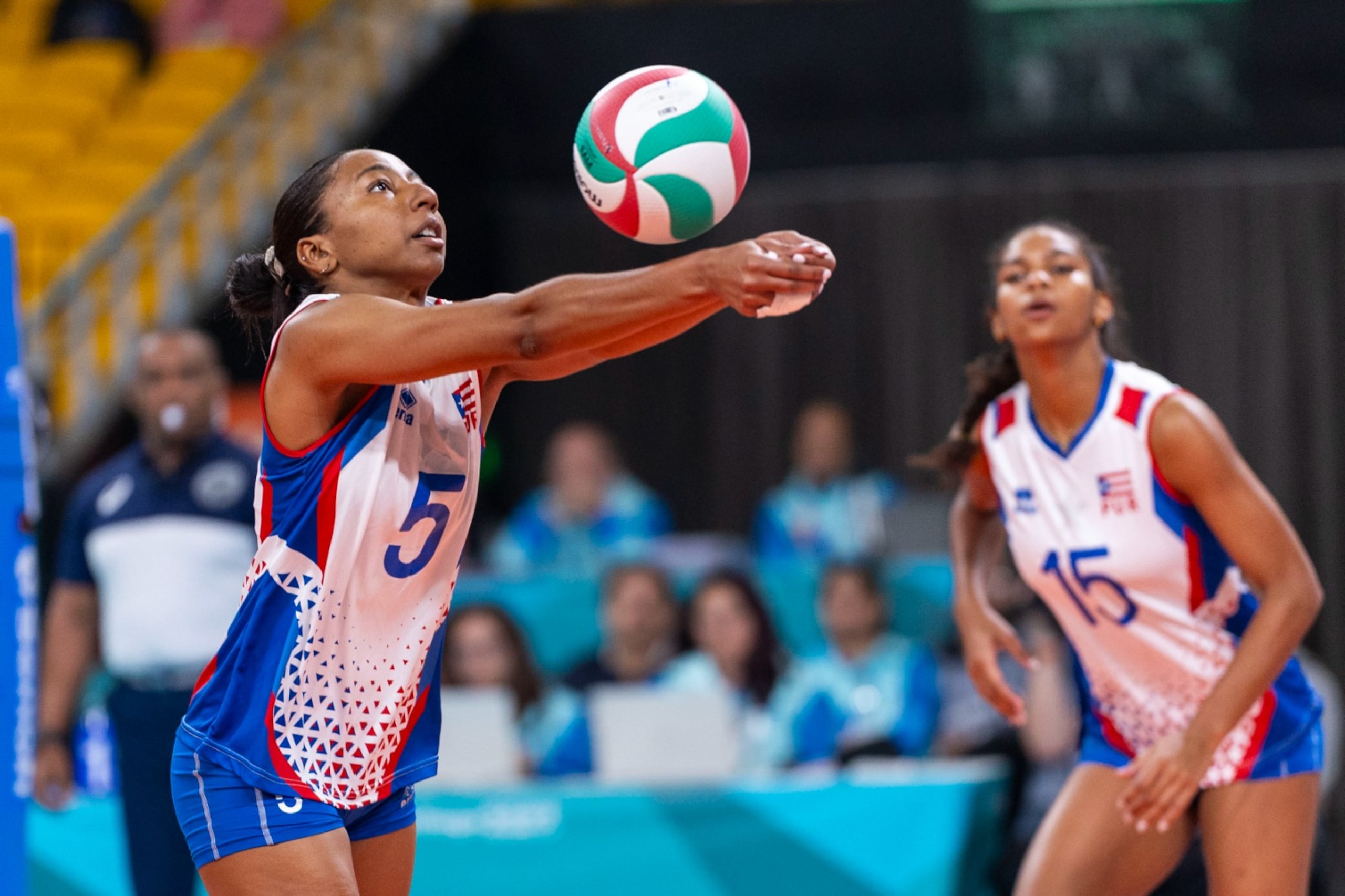 Wilmarie Rivera (5) y Alana Guibert (15) aportaron seis puntos cada una en la victoria de Puerto Rico.