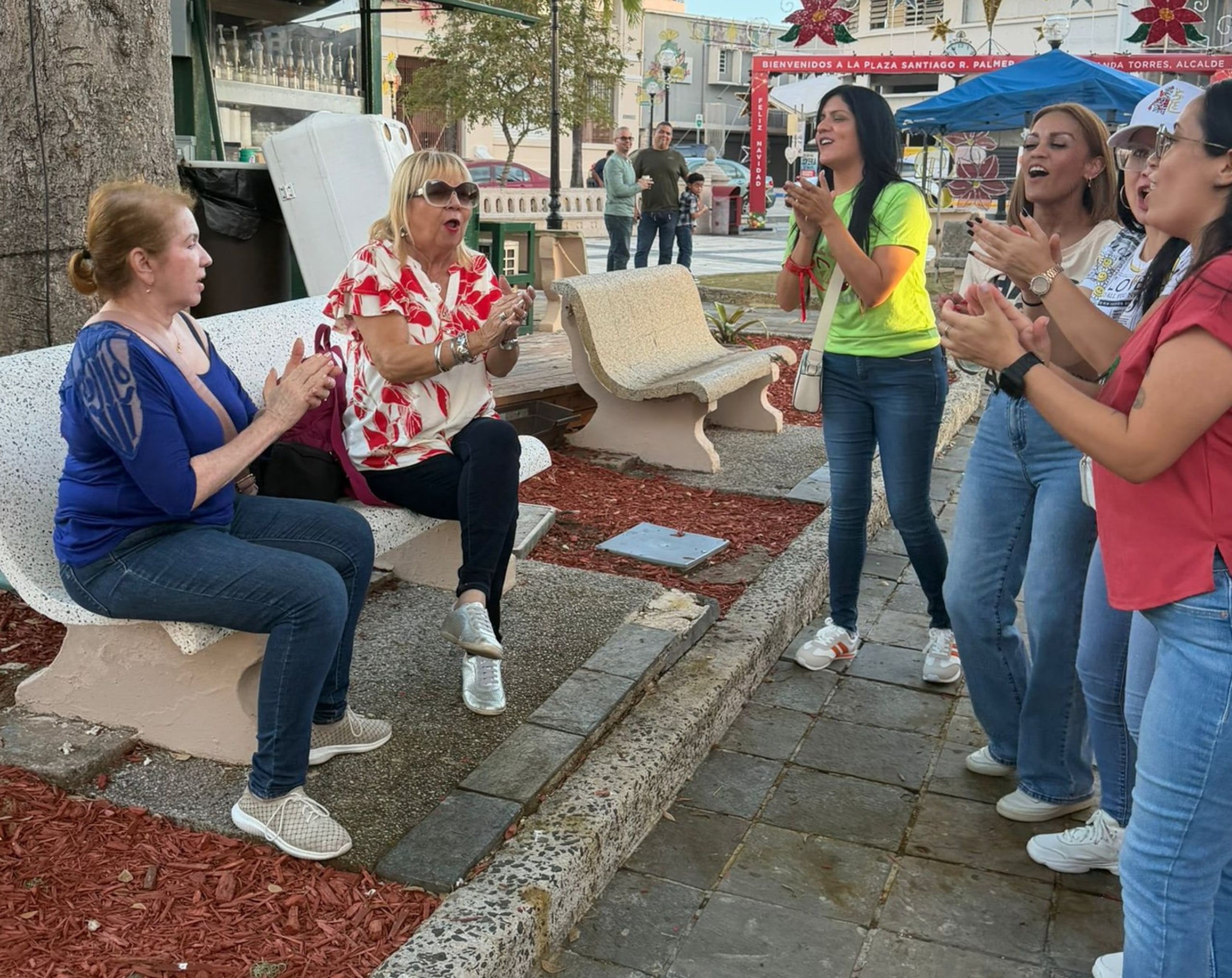 Durante su misión el mes pasado en la plaza pública de Caguas, voluntarias y risoterapeutas del Departamento de Diversión Callejera interactuaron con el público.