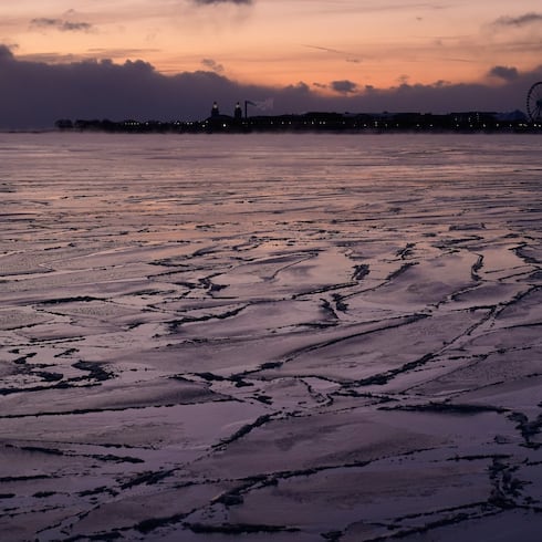 Impactantes imágenes: el Lago Michigan queda atrapado bajo gigantes placas de hielo