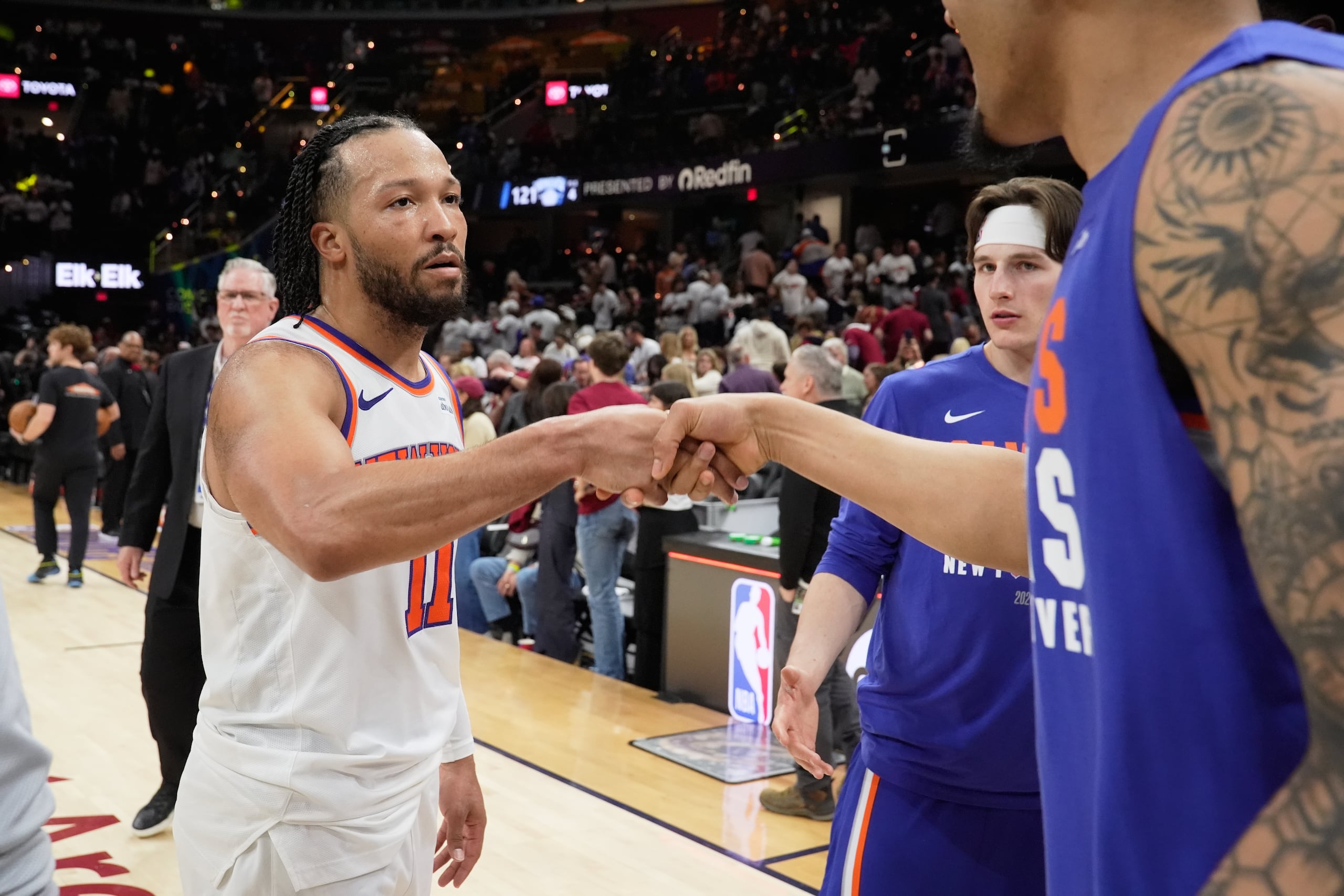 Jalen Brunson, armador de los Knicks de Nueva York, celebra con sus compañeros.