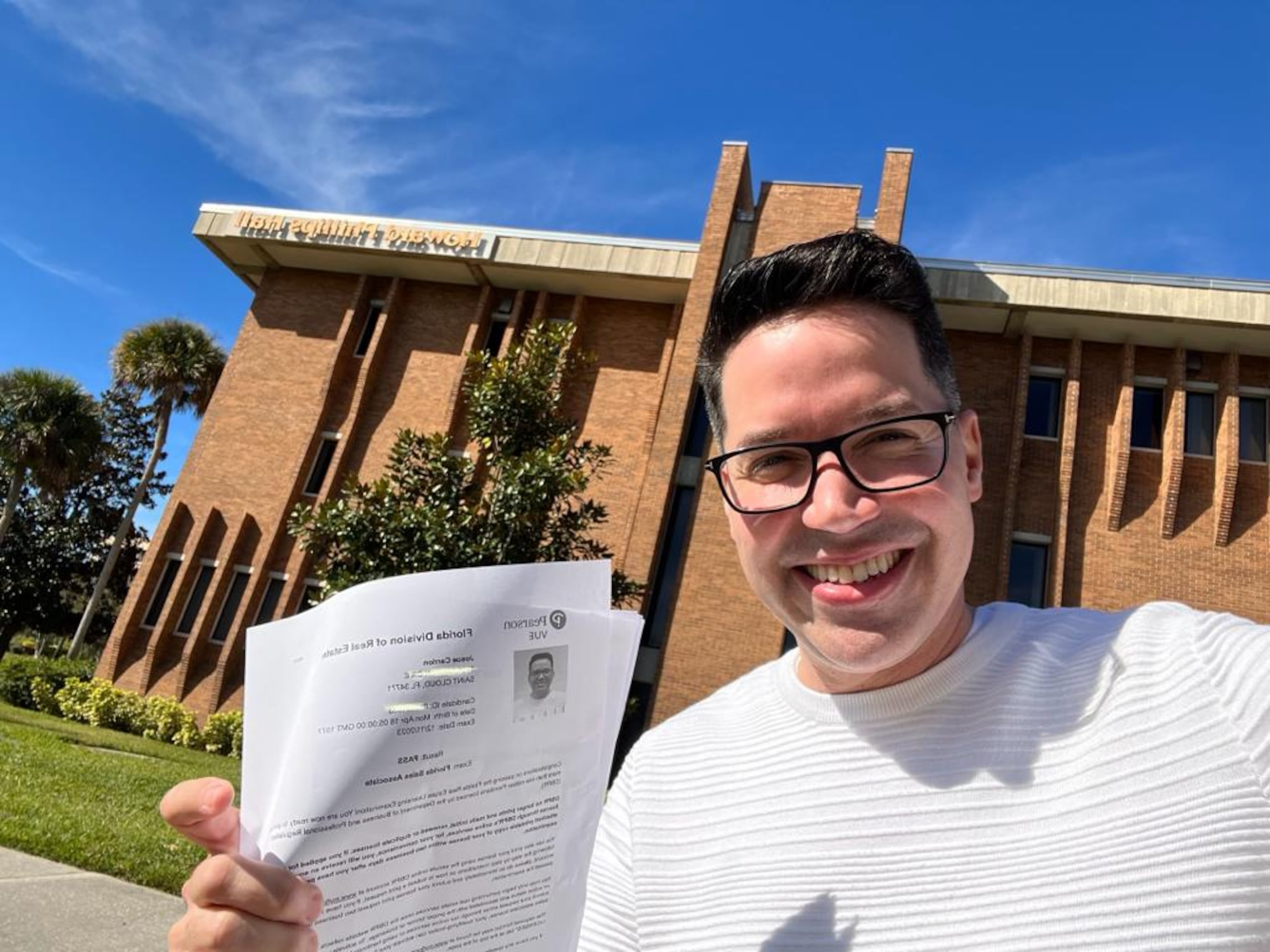 Josué Carrión “Mr. Cash” obtuvo su licencia como agente de bienes raíces a principios de diciembre y se unió como miembro a la Asociación de Agentes Inmobiliarios de Florida.