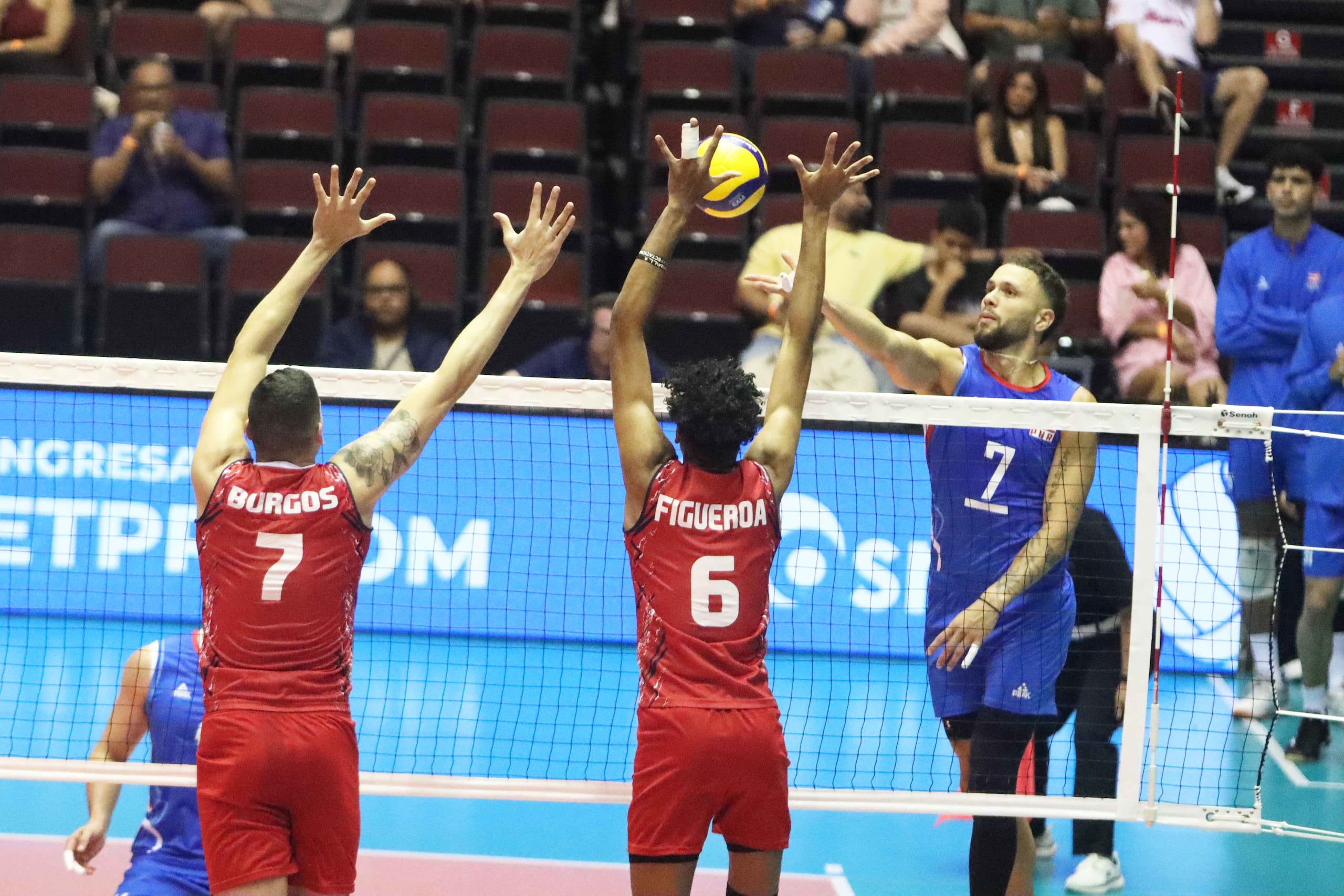 Pedro Molina ataca por zona cuatro ante República Dominicana en el Norceca Final Six.