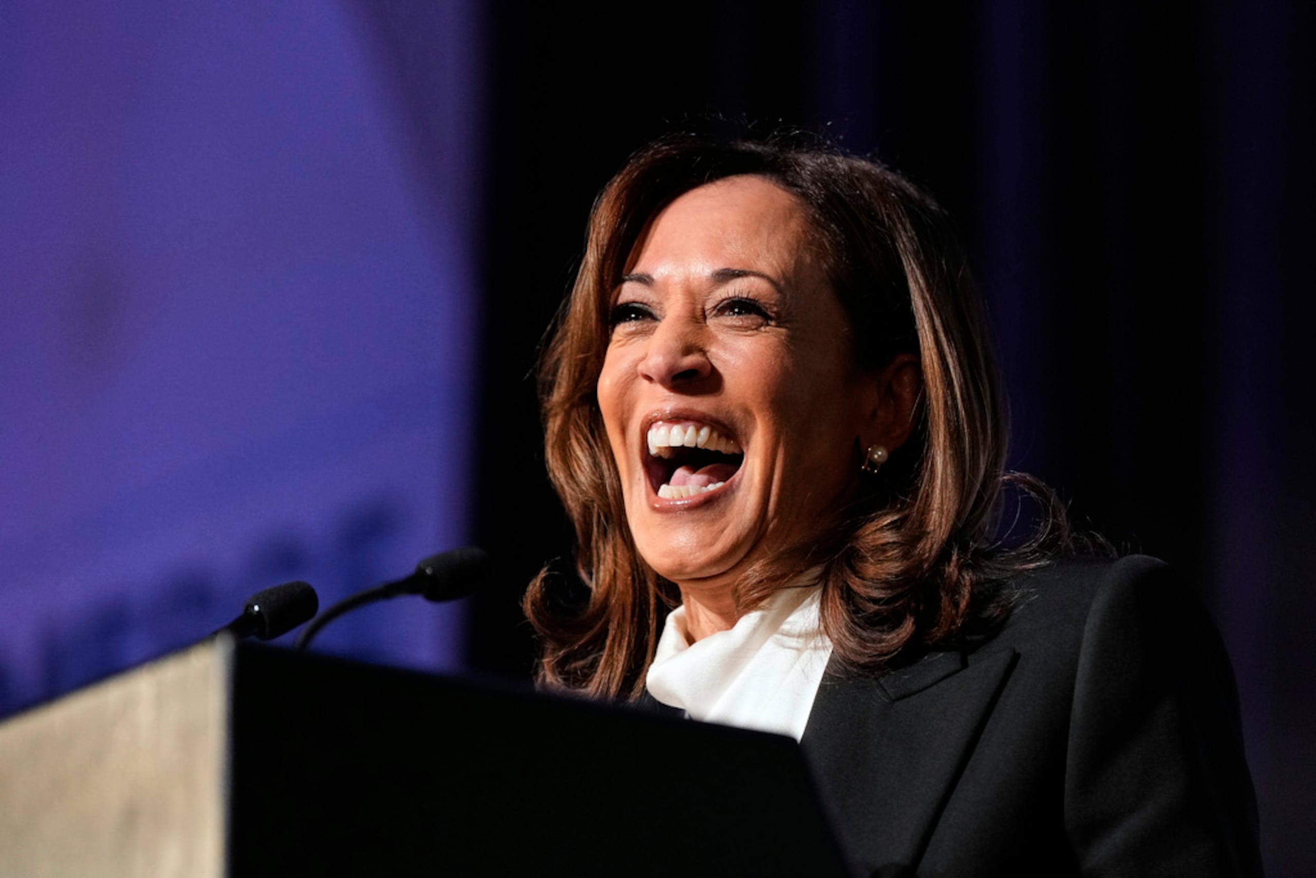 La exvicepresidenta Kamala Harris ofrece el discurso principal en la gala del 20 aniversario de Emerge en San Francisco, el miércoles 30 de abril de 2025.