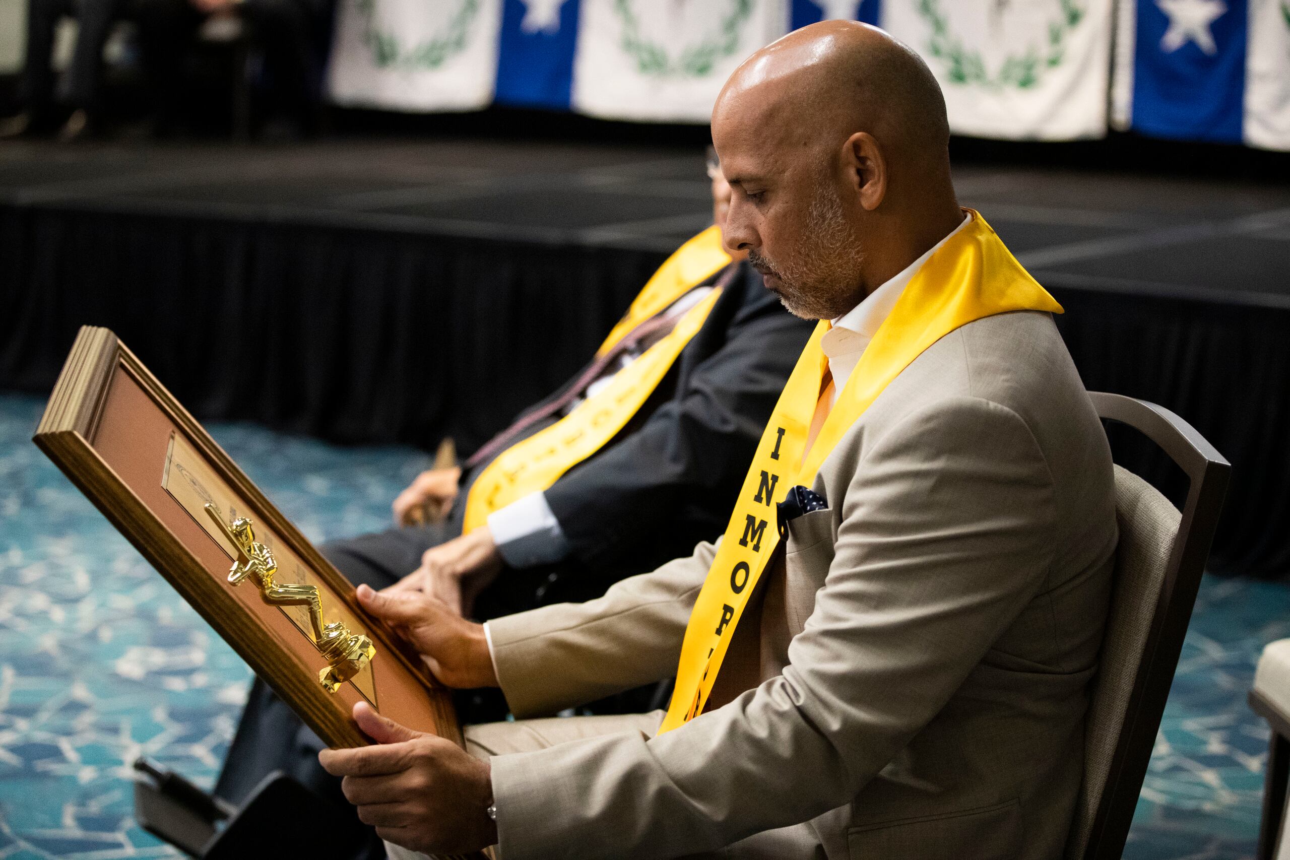 Alex Cora aparece aqui leyendo la placa que le entregaron durante la quincuagéisma novena ceremonia de exaltación del Pabellón de la Fama del Deporte Puertorriqueño en el Caribe Hilton en San Juan.