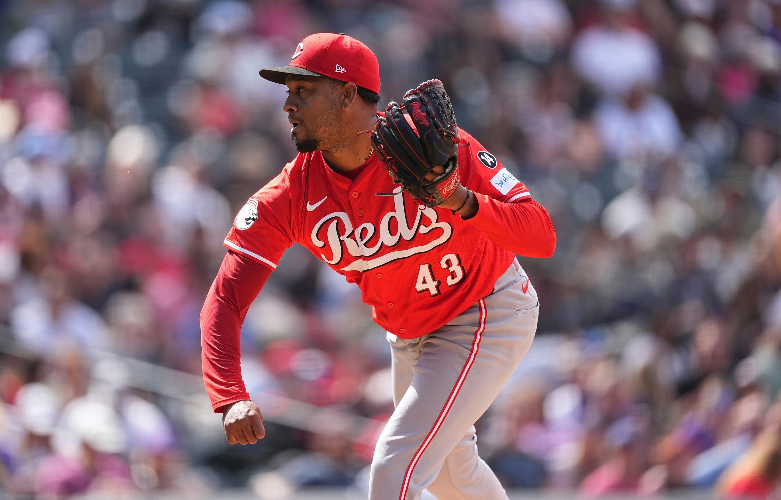 El relevista puertorriqueño de los Rojos de Cincinnati Alexis Díaz trabaja la octava entrada ante los Rockies de Colorado el sábado 26 de abril del 2025. (AP Foto/David Zalubowski)