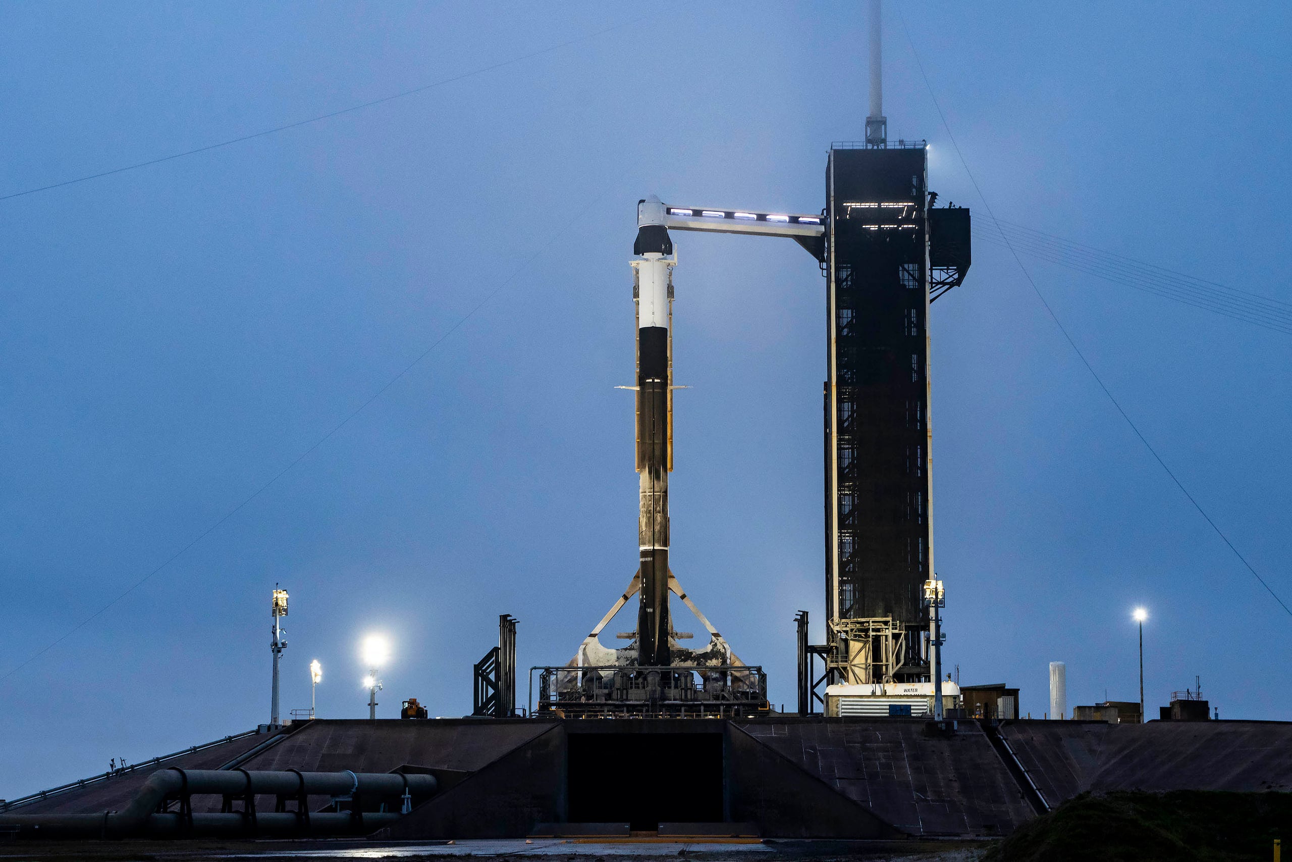 Segun Space X, el retraso "permite a los equipos completar comprobaciones previas al lanzamiento y análisis de datos en el vehículo".