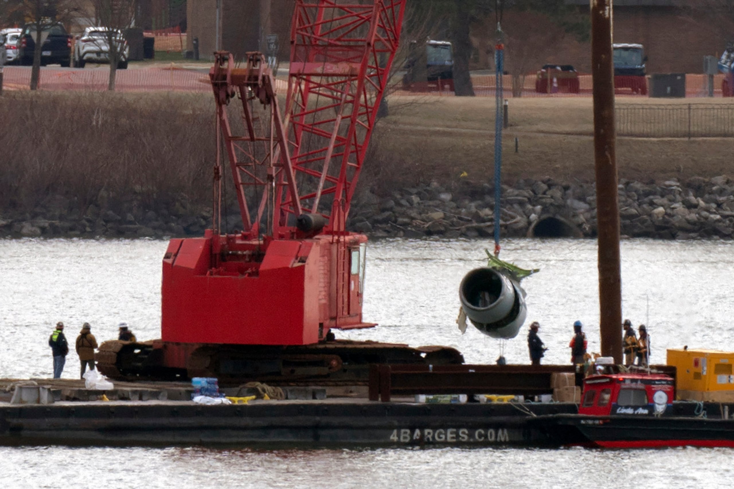 Equipos de rescate y salvamento sacan un motor de avión mientras grúas trabajan en el río Potomac el lunes, 3 de febrero de 2025.