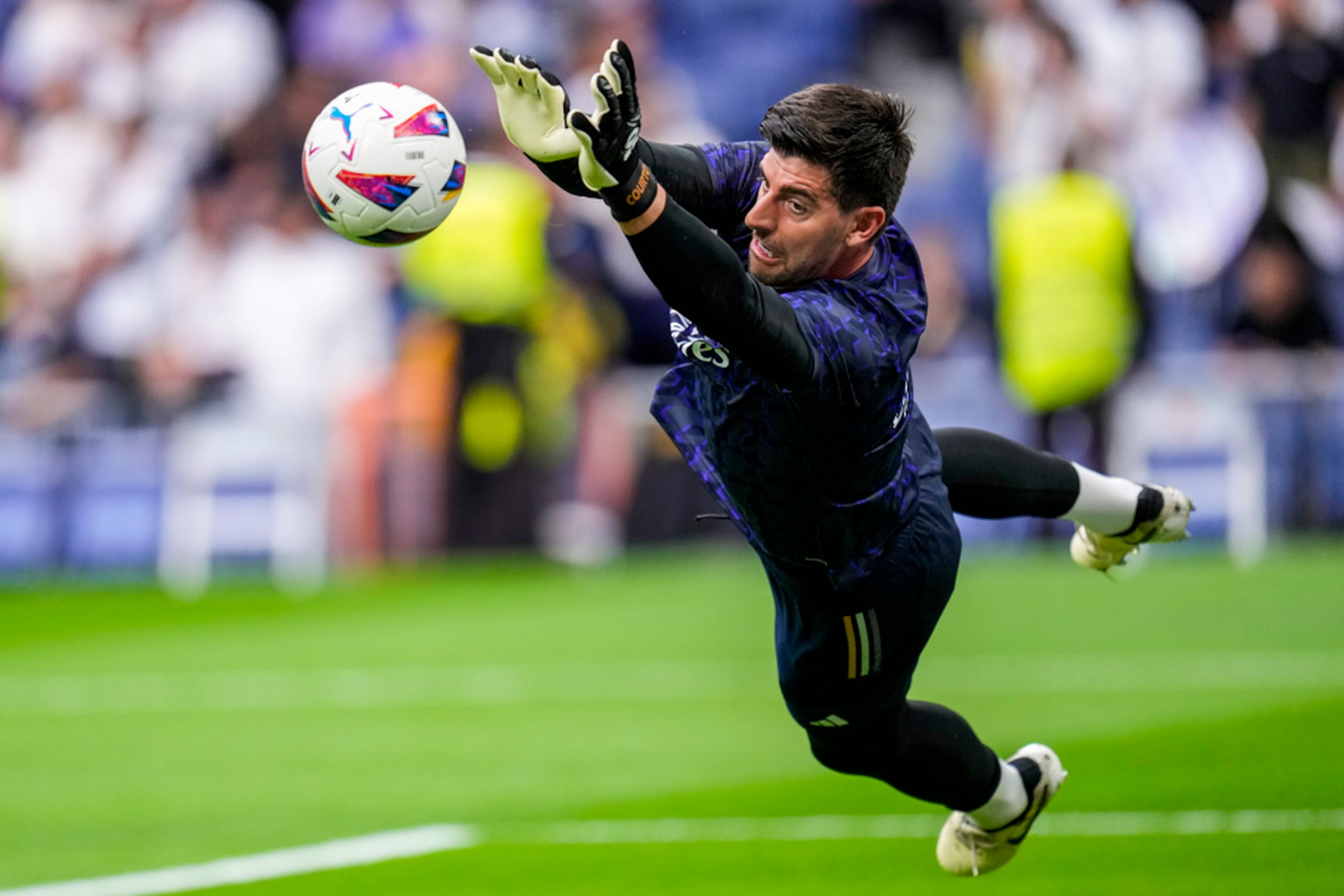 El portero del Real Madrid, Thibaut Courtois, evita un gol en el calentamiento antes del juego ante el Cadiz.