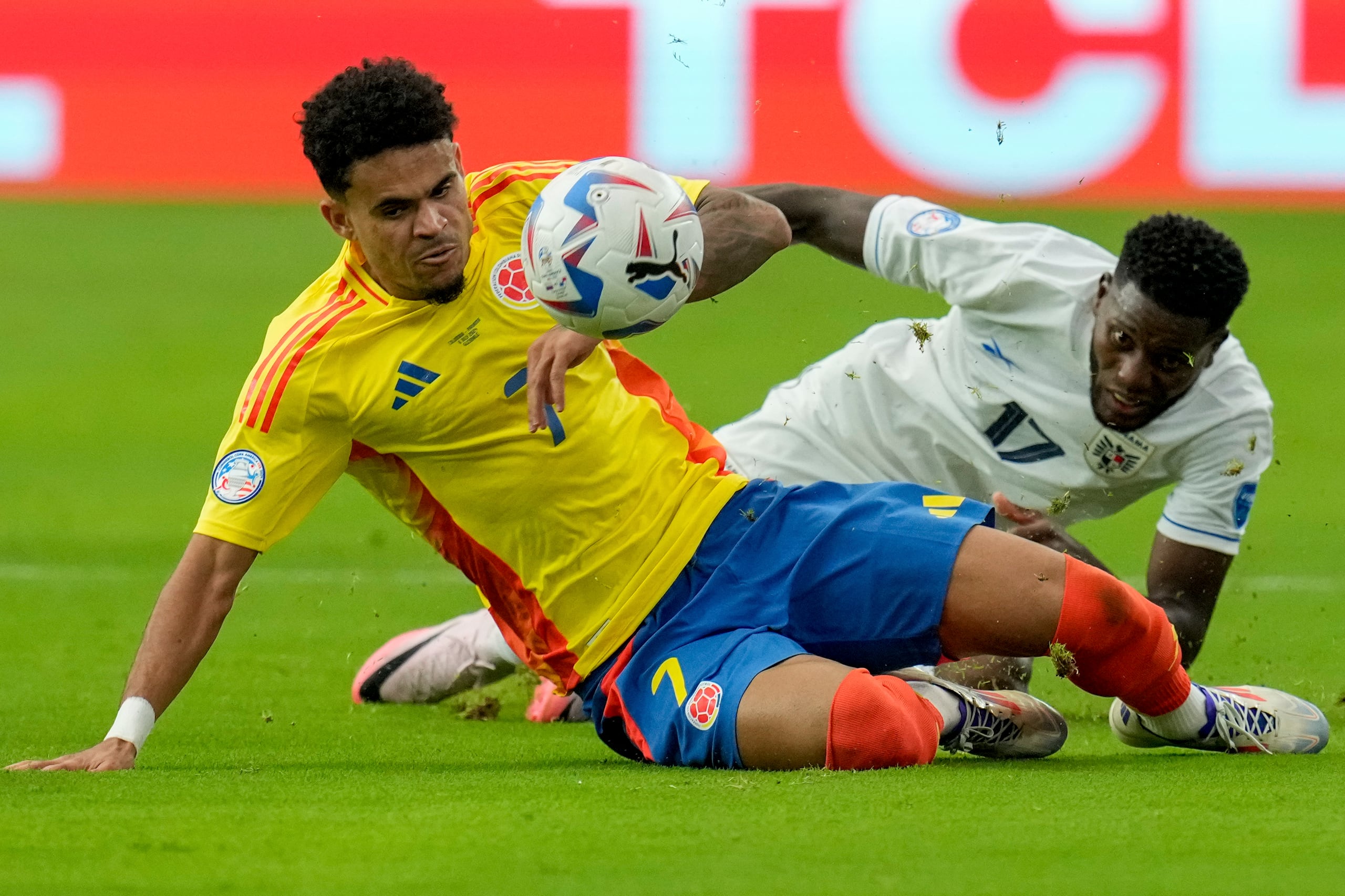El colombiano Luis Díaz (izquierda) y el panameño José Fajardo durante el partido de los cuartos de final de la Copa América, el sábado 6 de julio de 2024, en Glendale, Arizona. (AP Foto/Ross Franklin)