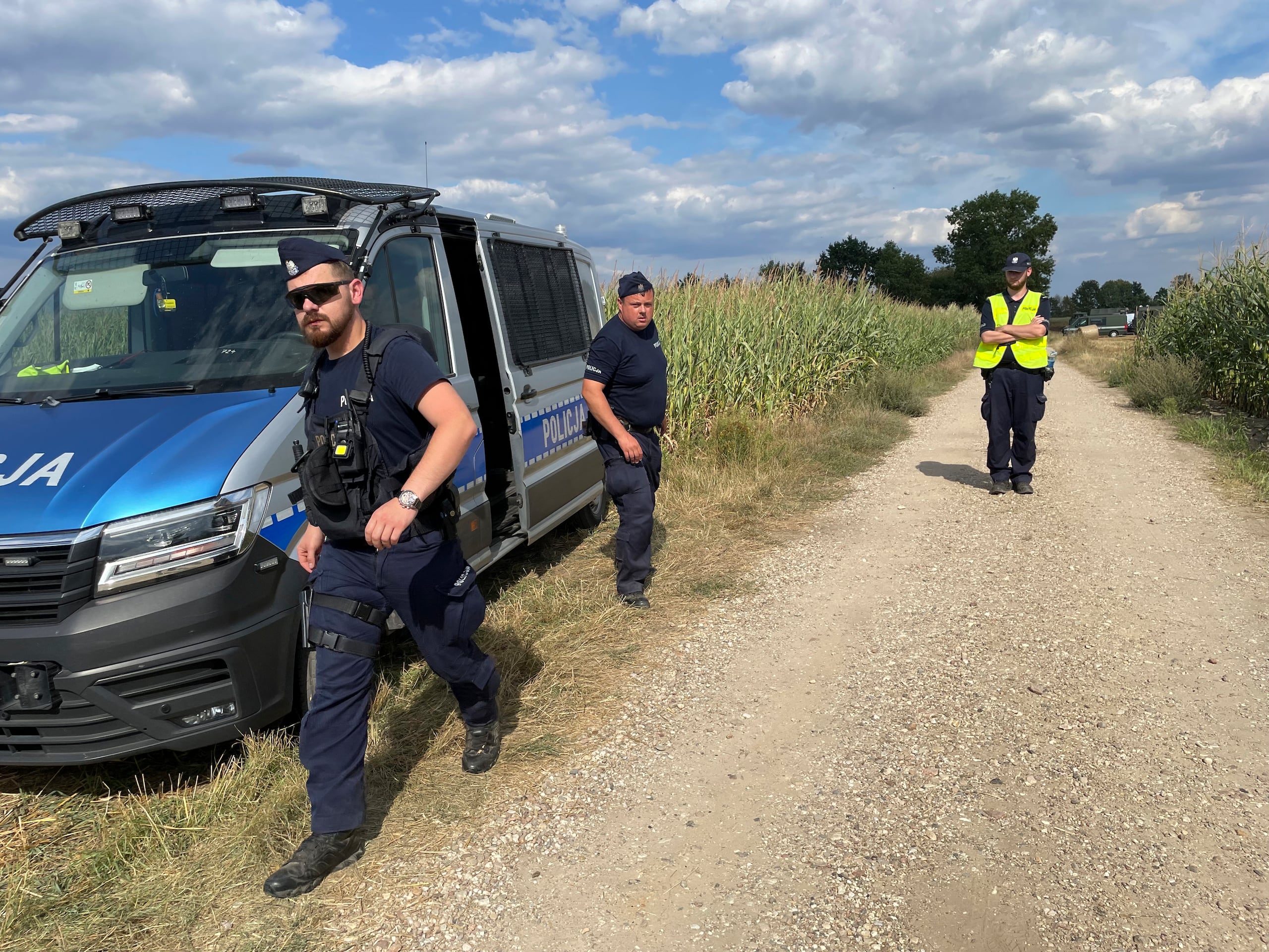La policía asegura el área de un campo de maíz donde un objeto volador se estrelló y explotó en Osiny, en el este de Polonia, el miércoles 20 de agosto de 2025.