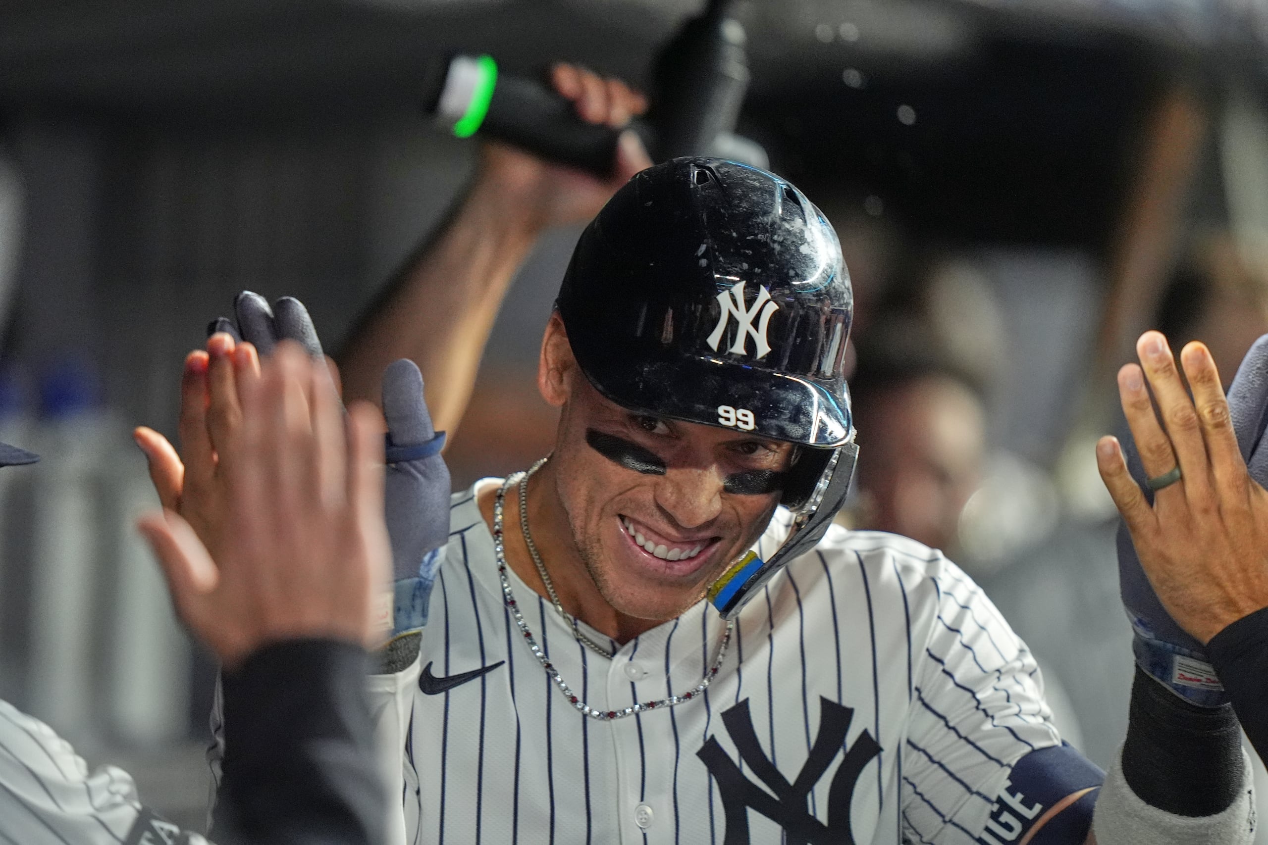 Aaron Judge, de los Yankees de Nueva York, festeja con sus compañeros luego de batear un jonrón ante los Tigers de Detroit.