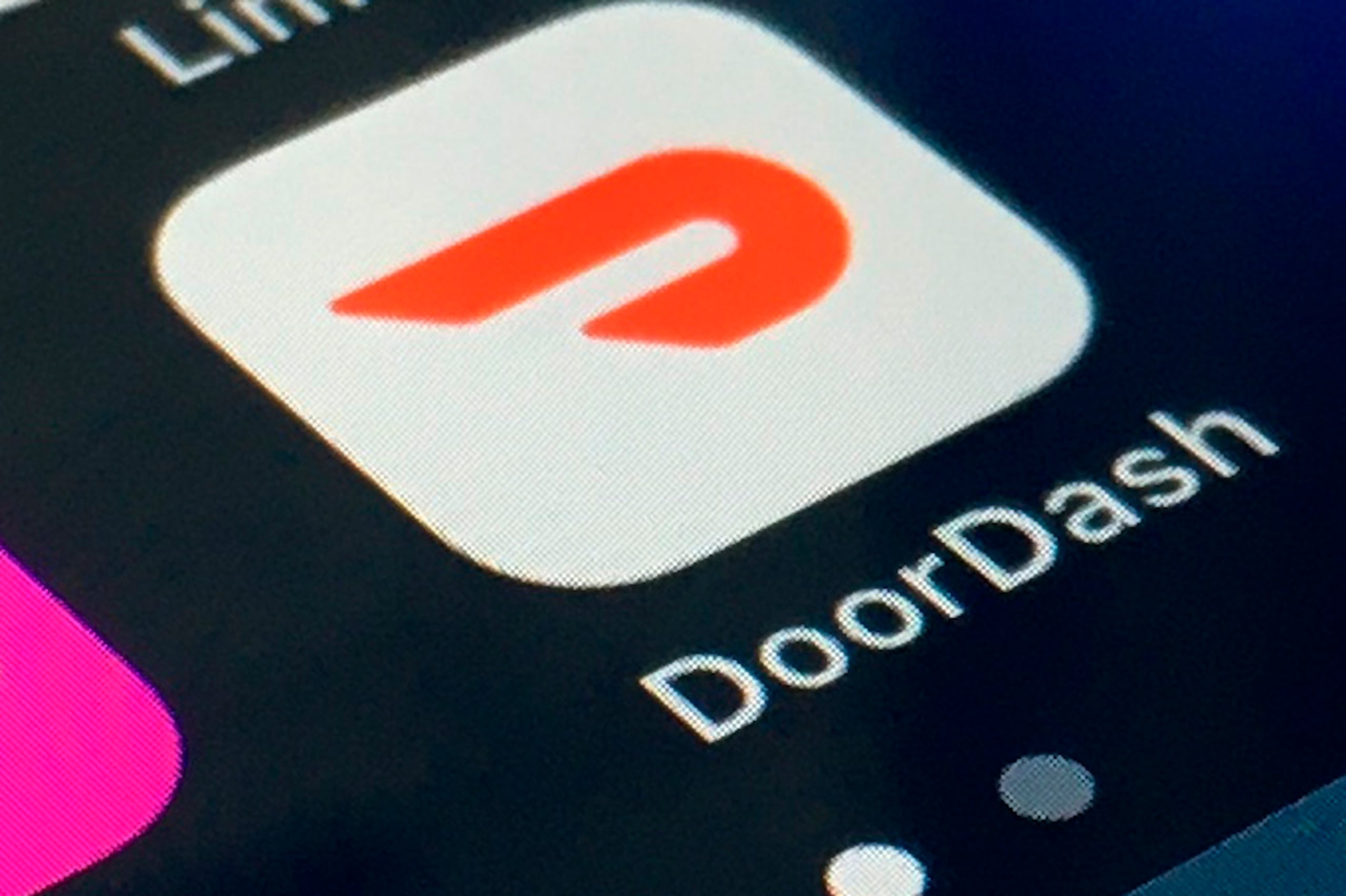 La empresa DoorDash pagará a razón de $15 adicionales a los choferes que recorran más kilómetros en su ruta diaria.