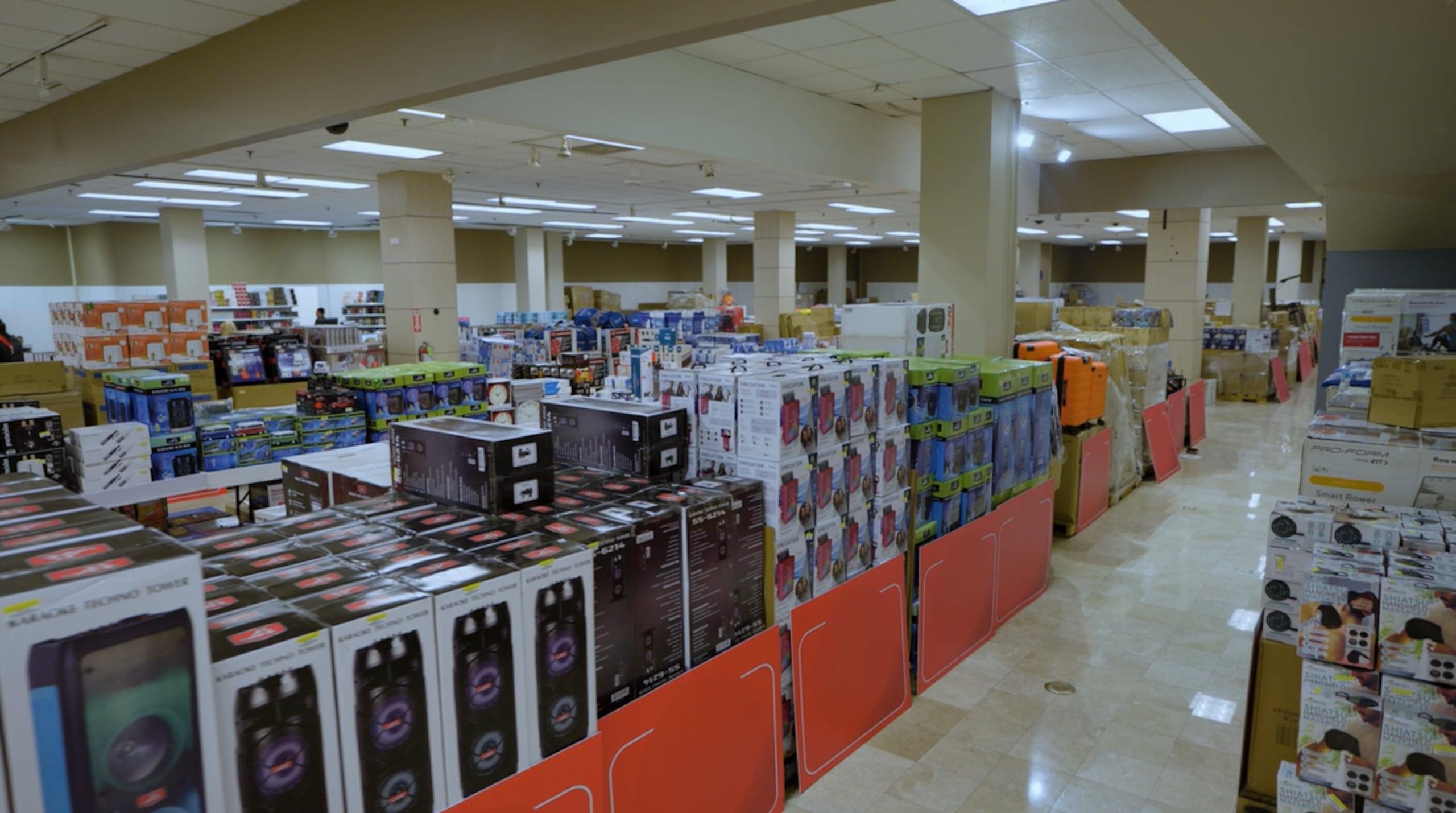 Farmacia Caridad realiza venta especial en Plaza Las Américas.
