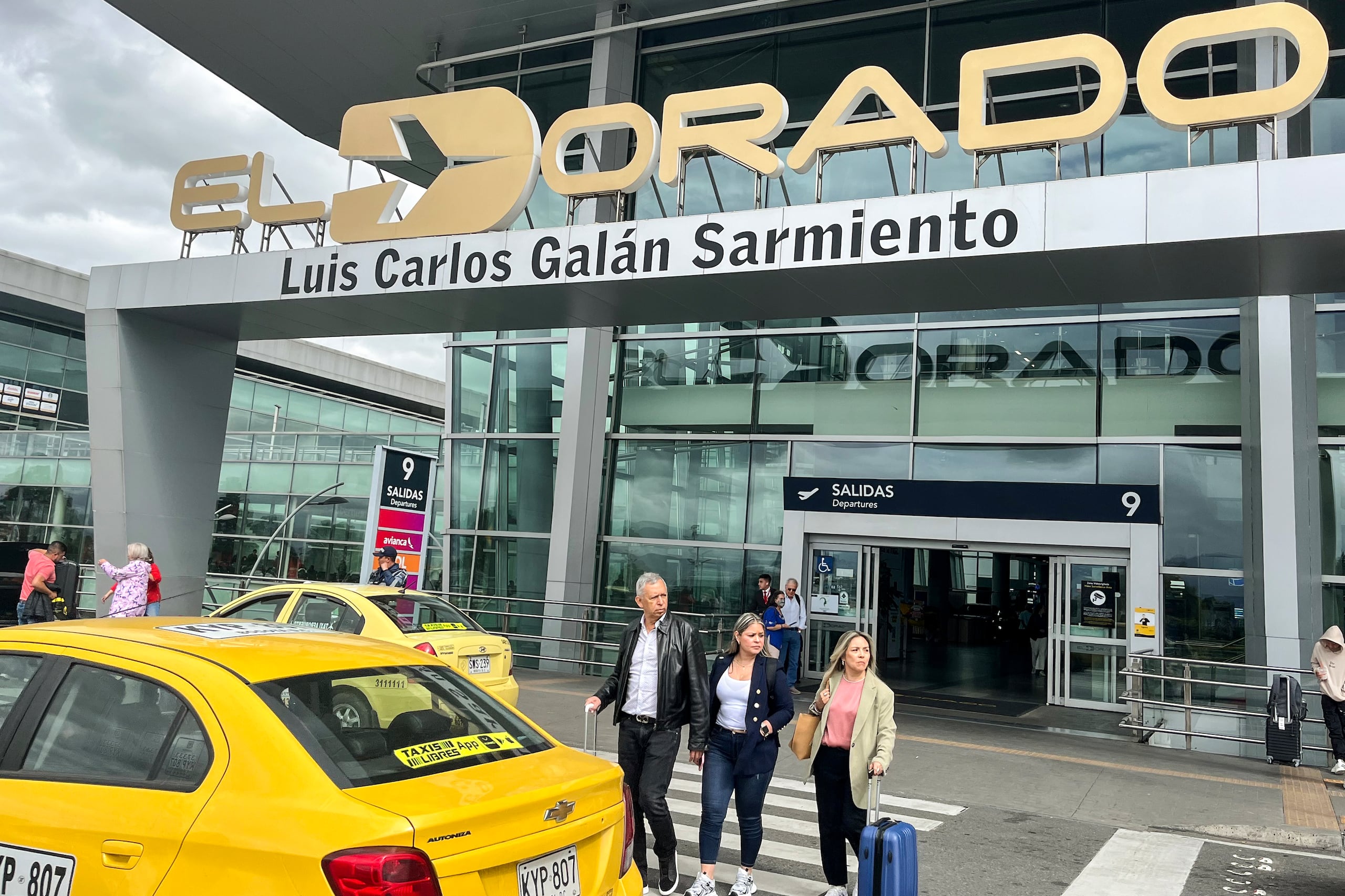 "Según información proporcionada a la delegación, también se encuentran alrededor de 20,000 cuerpos no identificados en un hangar del aeropuerto de Bogotá", lee el informe, que ha causado un gran revuelo en Colombia.