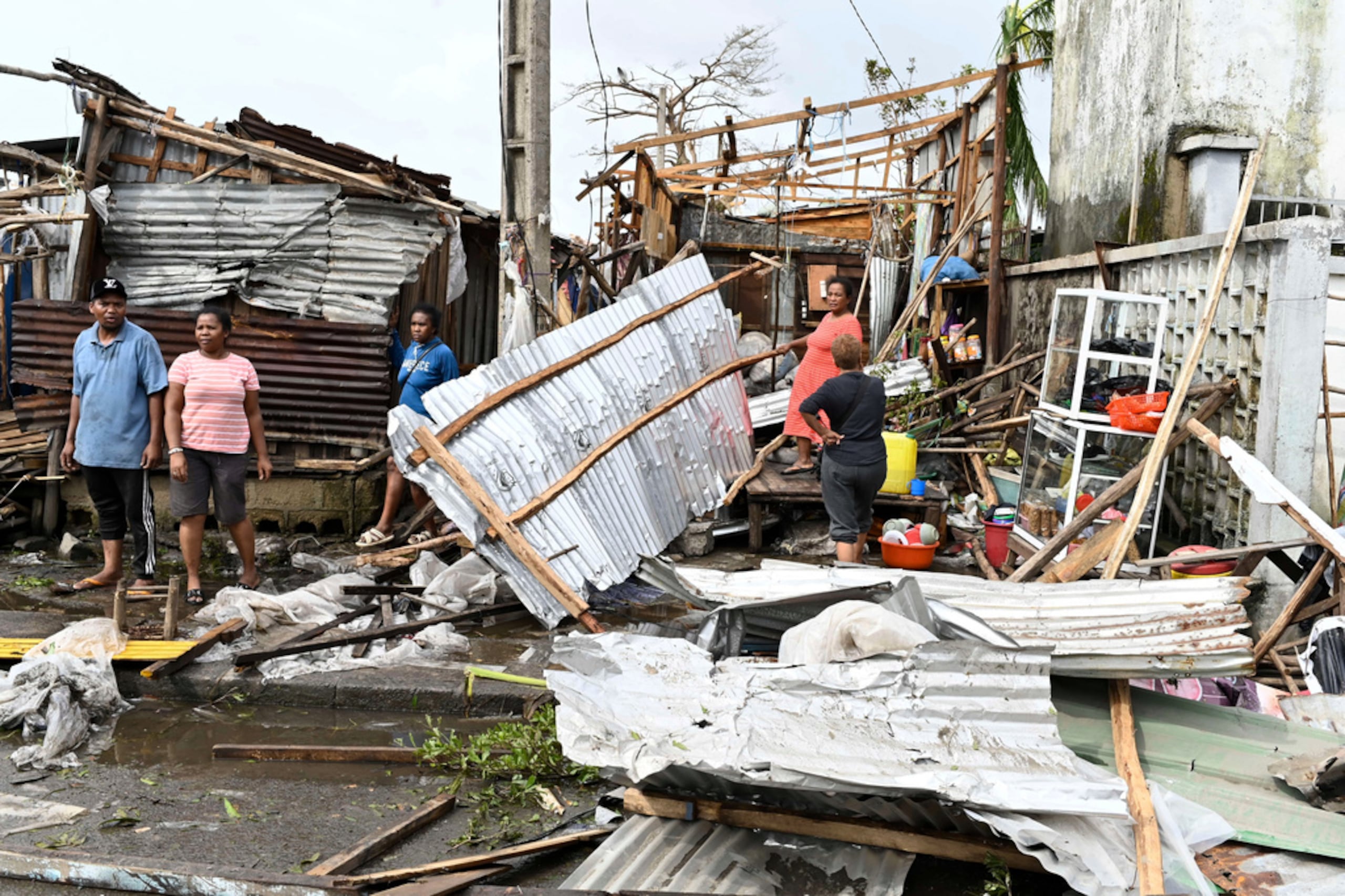 Personas inspeccionan los daños causados por el ciclón Gezina en Toamasina, Madagascar, el miércoles 11 de febrero de 2026.