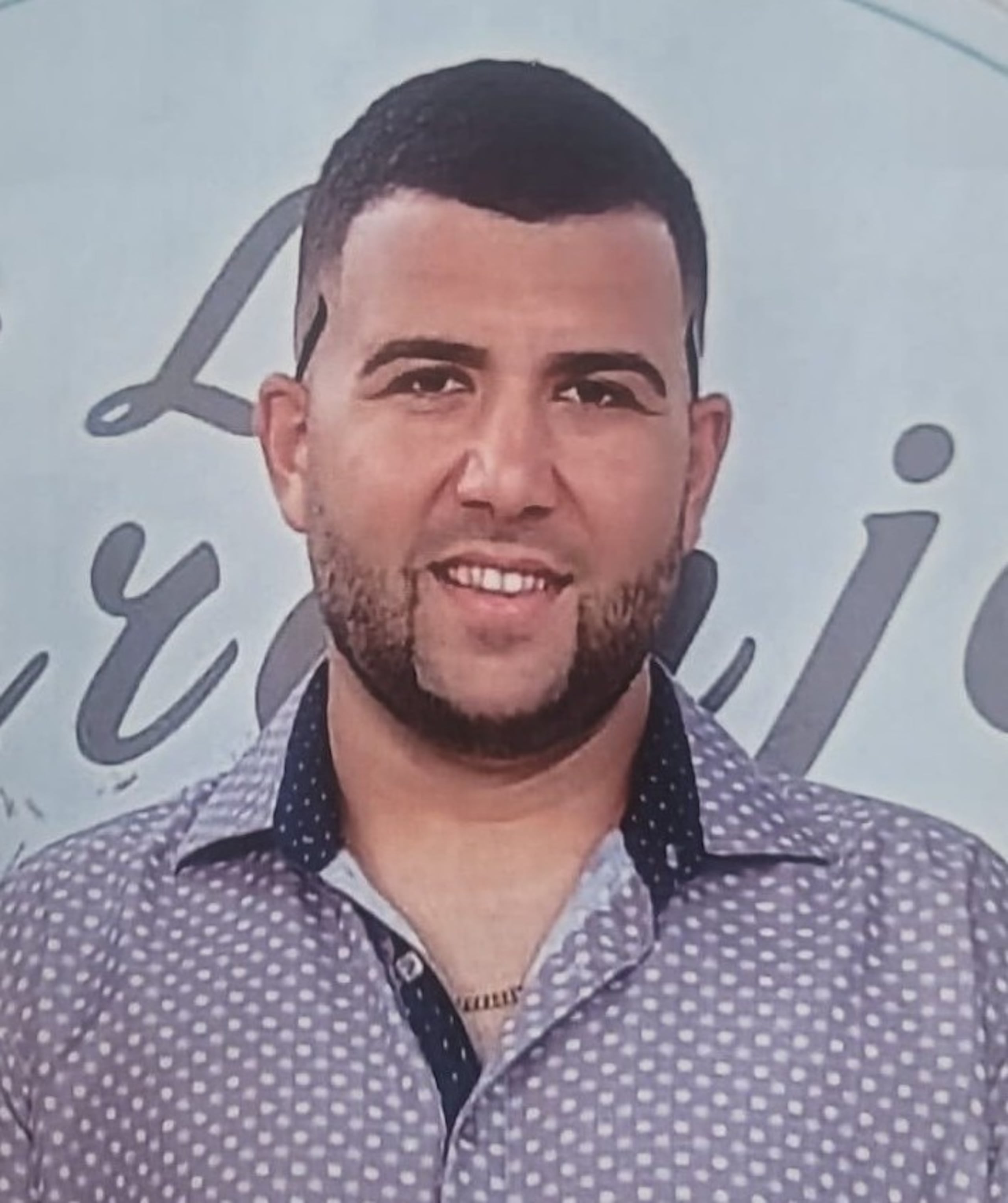 Xavier Enrique Rubio Marti fue visto por última vez por su madre, Glenda Liz Martí Lugo, a eso de las 8:00 p.m. de jueves, en la carretera PR-129, kilómetro 13.0, en el barrio Bayaney de ese municipio.