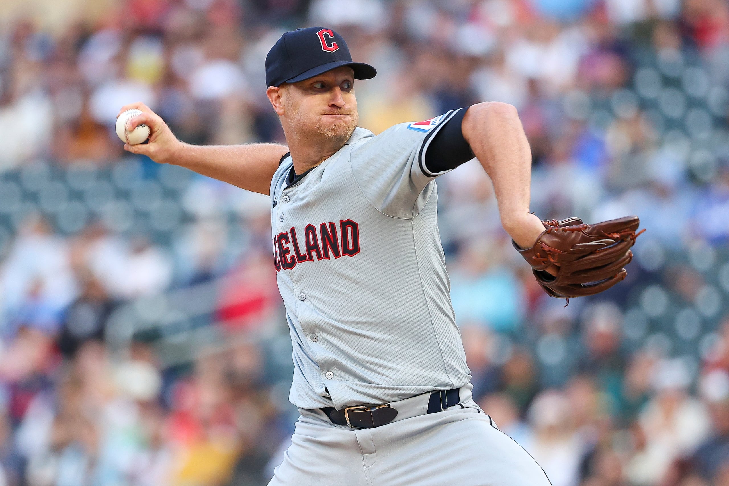 ARCHIVO - Foto del 9 de agosto del 2023, el abridor de los Guardianes de Cleveland Alex Cobb lanza en la primera entrada ante los Mellizos de Minnesota. (AP Foto/Matt Krohn, Archivo)