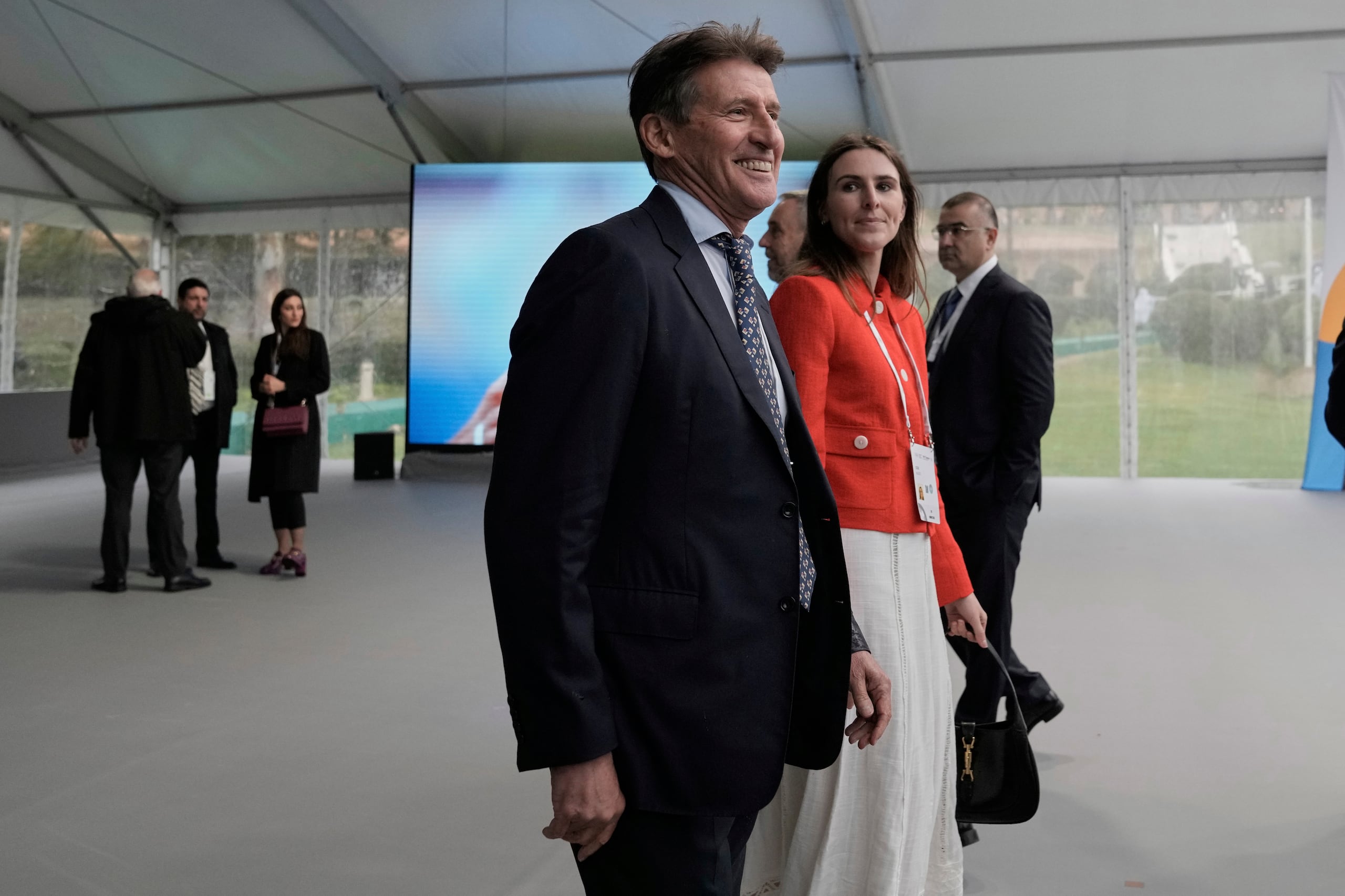Sebastian Coe, candidato a la presidencia del Comité Olímpico Internacional, acude a la ceremonia de inicio de la 144ta sesión del COI, en Olimpia Antigua, Grecia, el martes 18 de marzo de 2025. (AP Foto/Thanassis Stavrakis)
