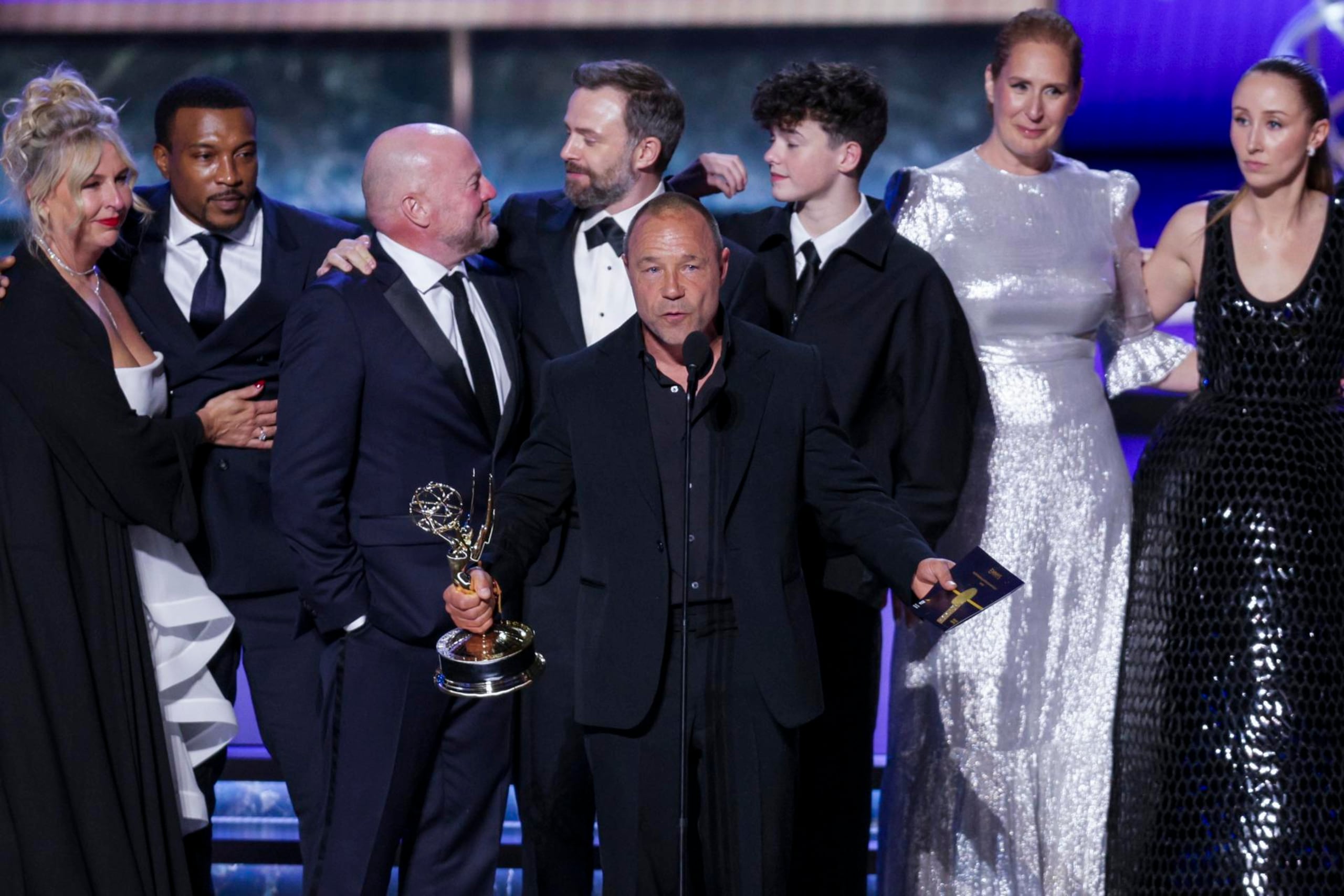 Stephen Graham junto con el resto del reparto recogió el Emmy a la Mejor miniserie durante la ceremonia de entrega de los Emmy celebrada en Los Ángeles, California, Estados Unidos. EFE/ Allison Dinner