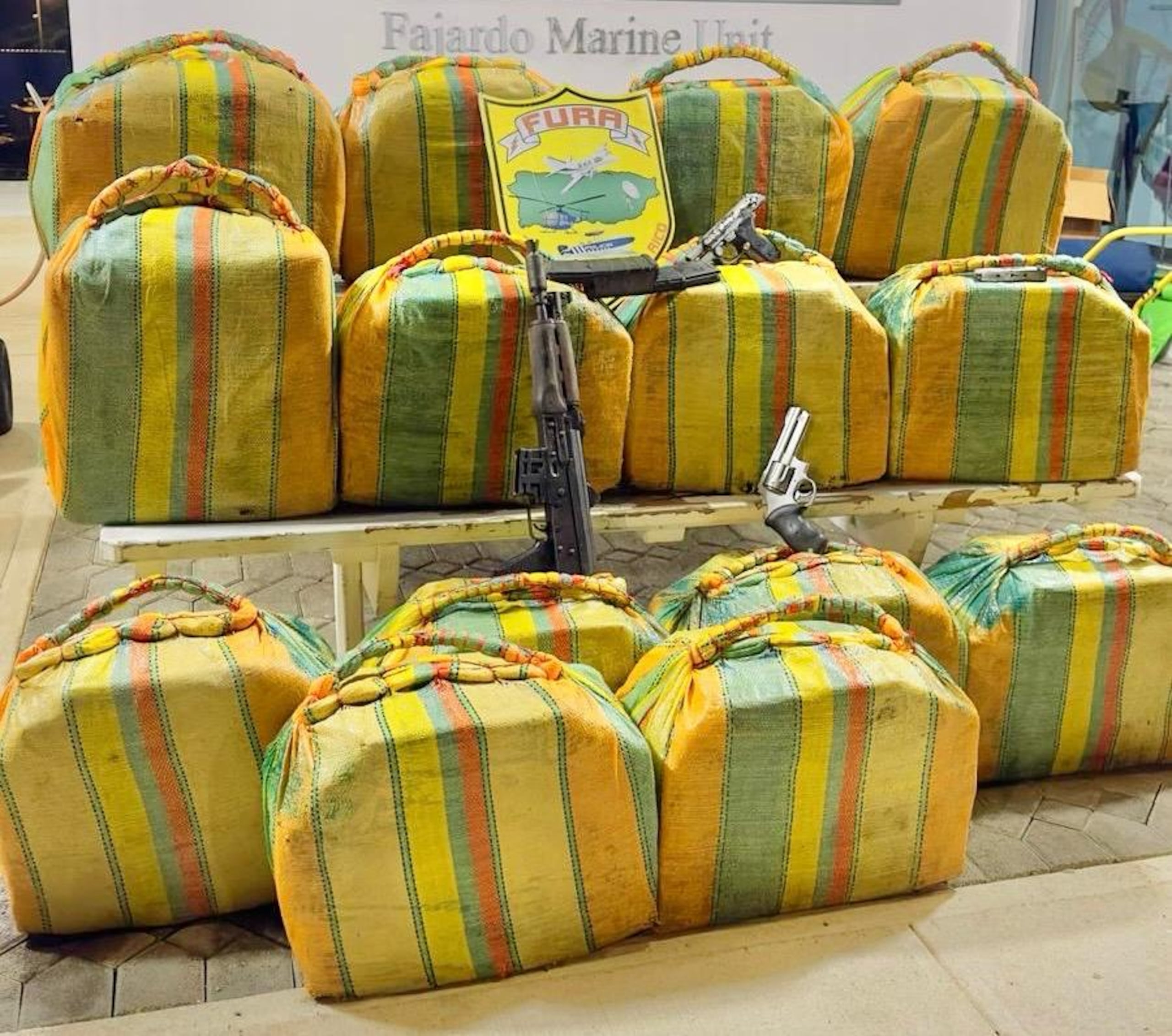 Cargamento con 14 fardos con cocaína, armas de fuego y municiones, ocupadas en una embarcación en el sector mar Chico, en la costa de Yabucoa.