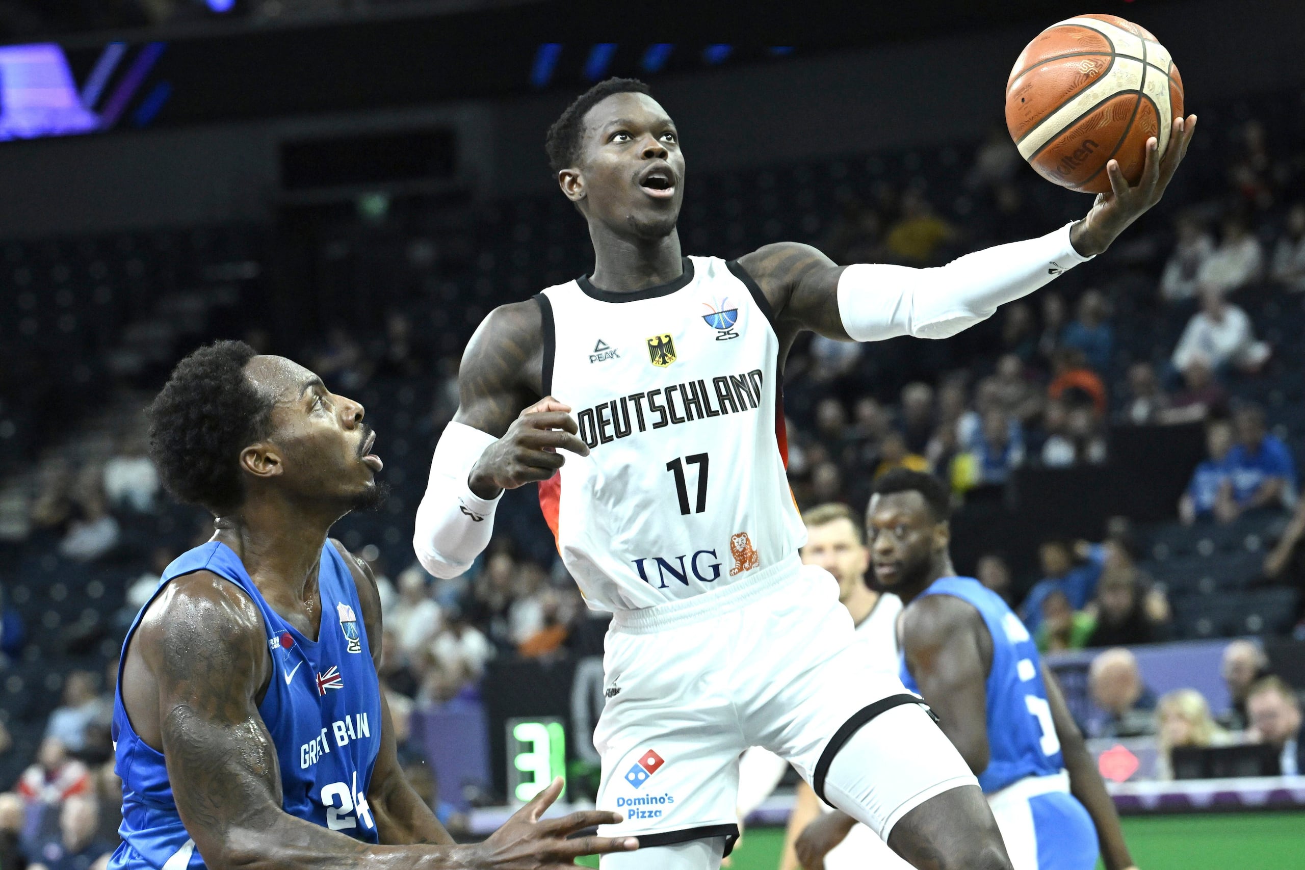 Dennis Schroede, de Alemania, ataca el canasto durante el juego ante Gran Bretaña. (Heikki Saukkomaa/Lehtikuva via AP)