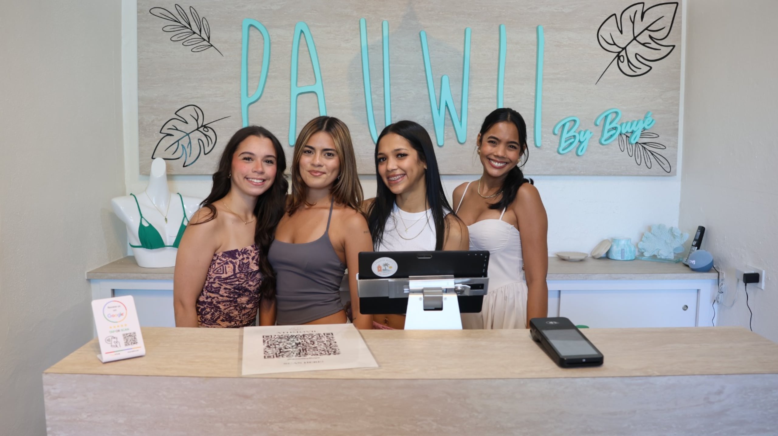 La CEO, a la derecha, elogia al equipo de mujeres talentosas que trabajan con pasión para seguir haciendo crecer a Pauwii.