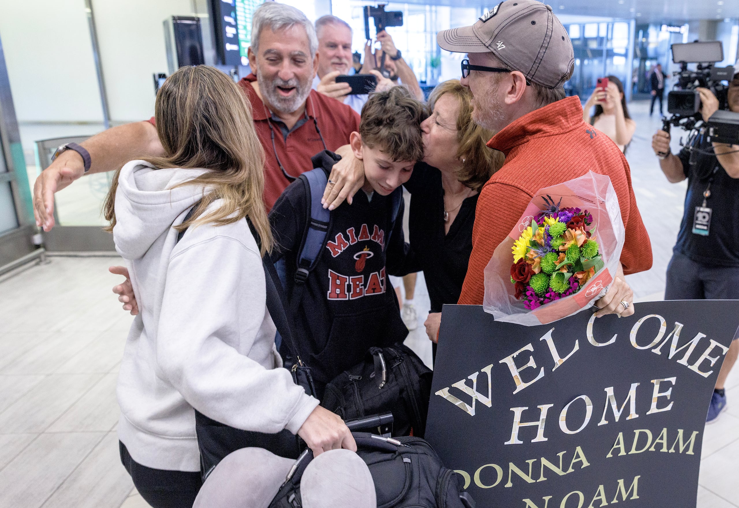 Zach Jasnoff (2-i) y Sue Goldstone (d) abrazan a familiares a su llegada al Aeropuerto Internacional de Tampa, en Tampa, Florida (EE.UU.). EFE/EPA/CRISTOBAL HERRERA-ULASHKEVICH