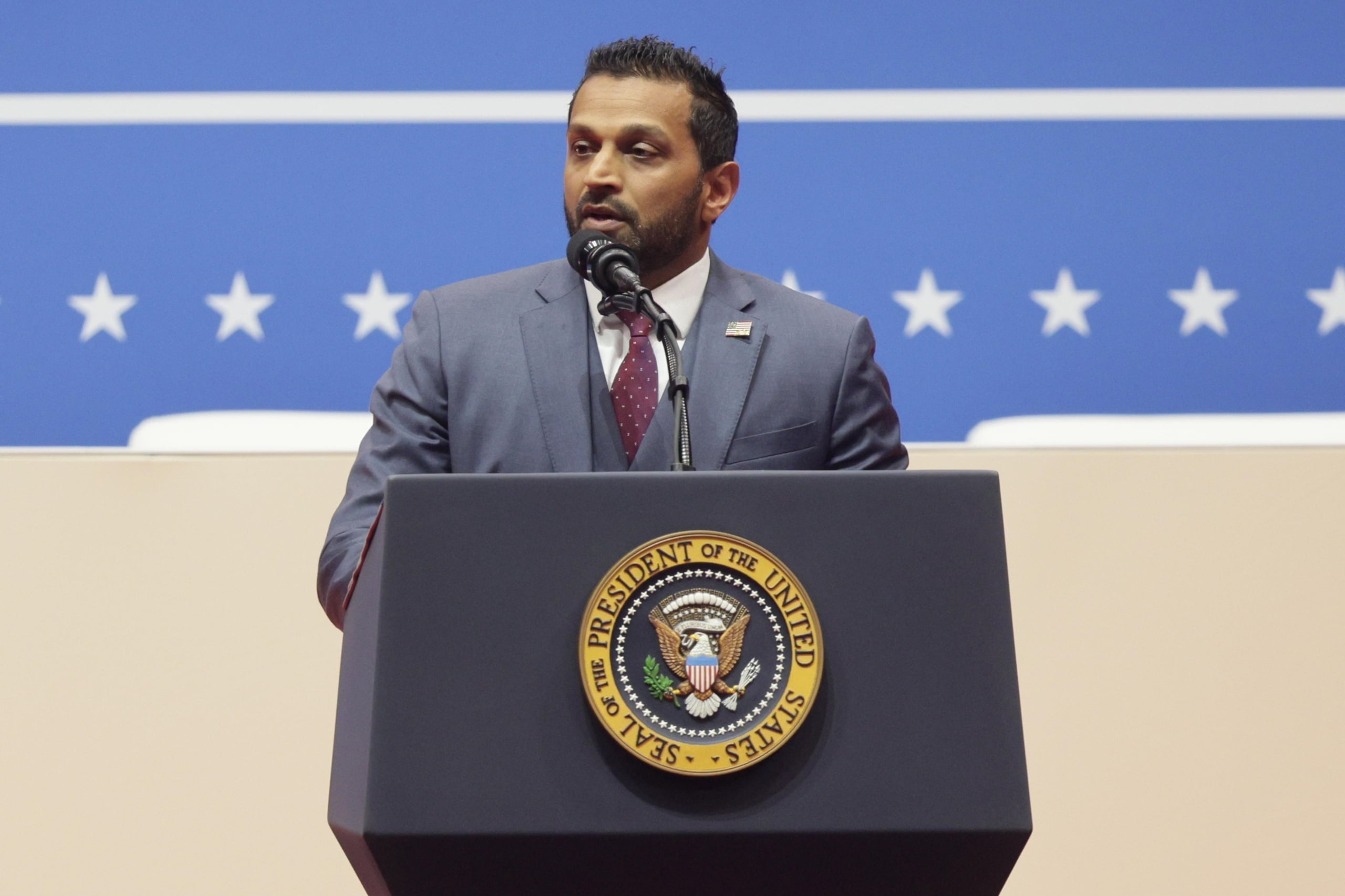 Patel es uno de los nombramientos más polémicos de Trump, ya que se ha cuestionado tanto su experiencia para asumir el cargo como sus declaraciones, en las que amenazó a medios de comunicación y a opositores de Trump con persecución judicial.