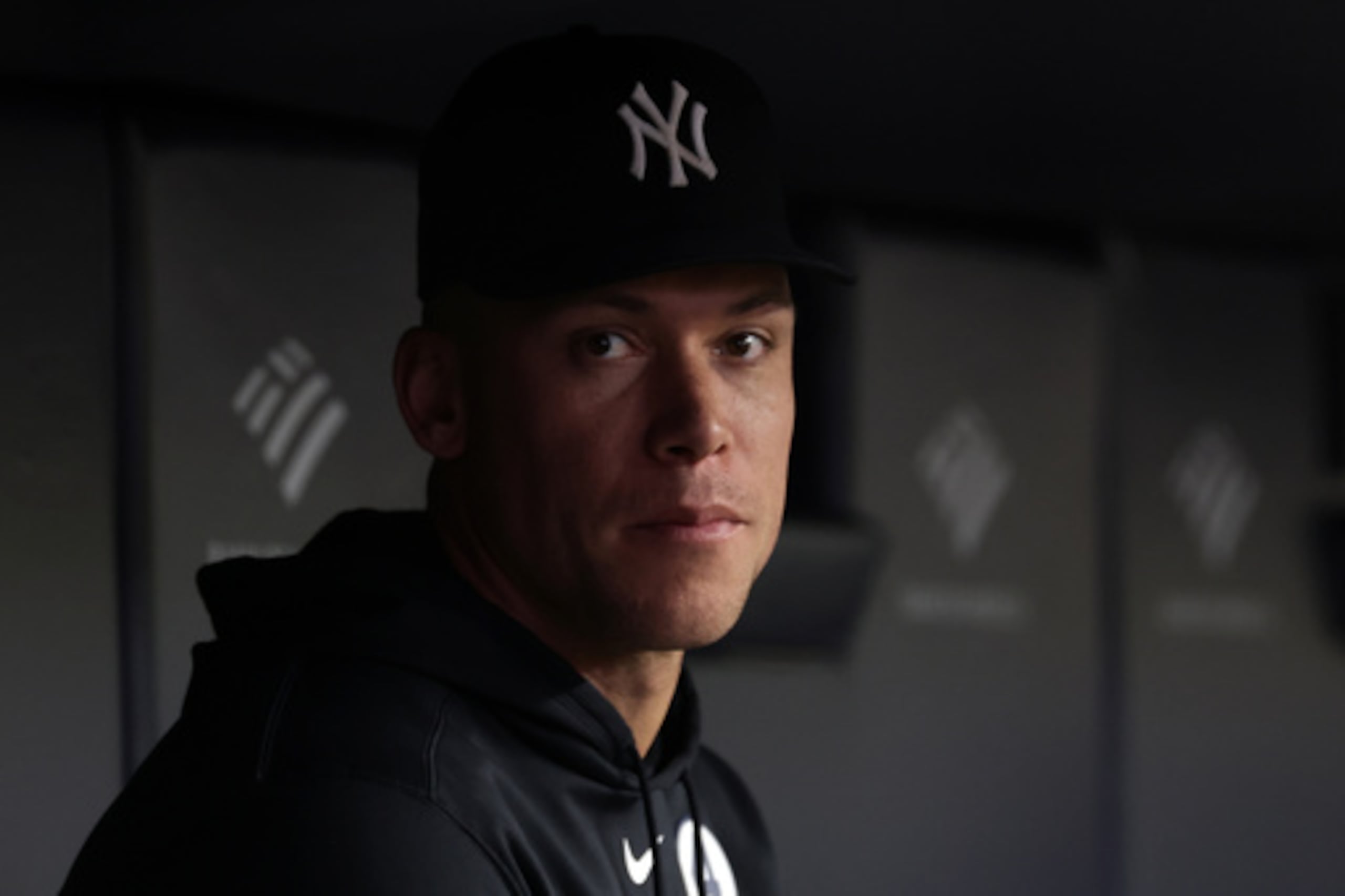 El jardinero derecho de los Yankees de Nueva York, Aaron Judge, mira desde el banquillo durante la séptima entrada de un partido de béisbol contra los Guardianes de Cleveland, el martes 2 de junio de 2026, en Nueva York. (AP Photo/Adam Hunger)
