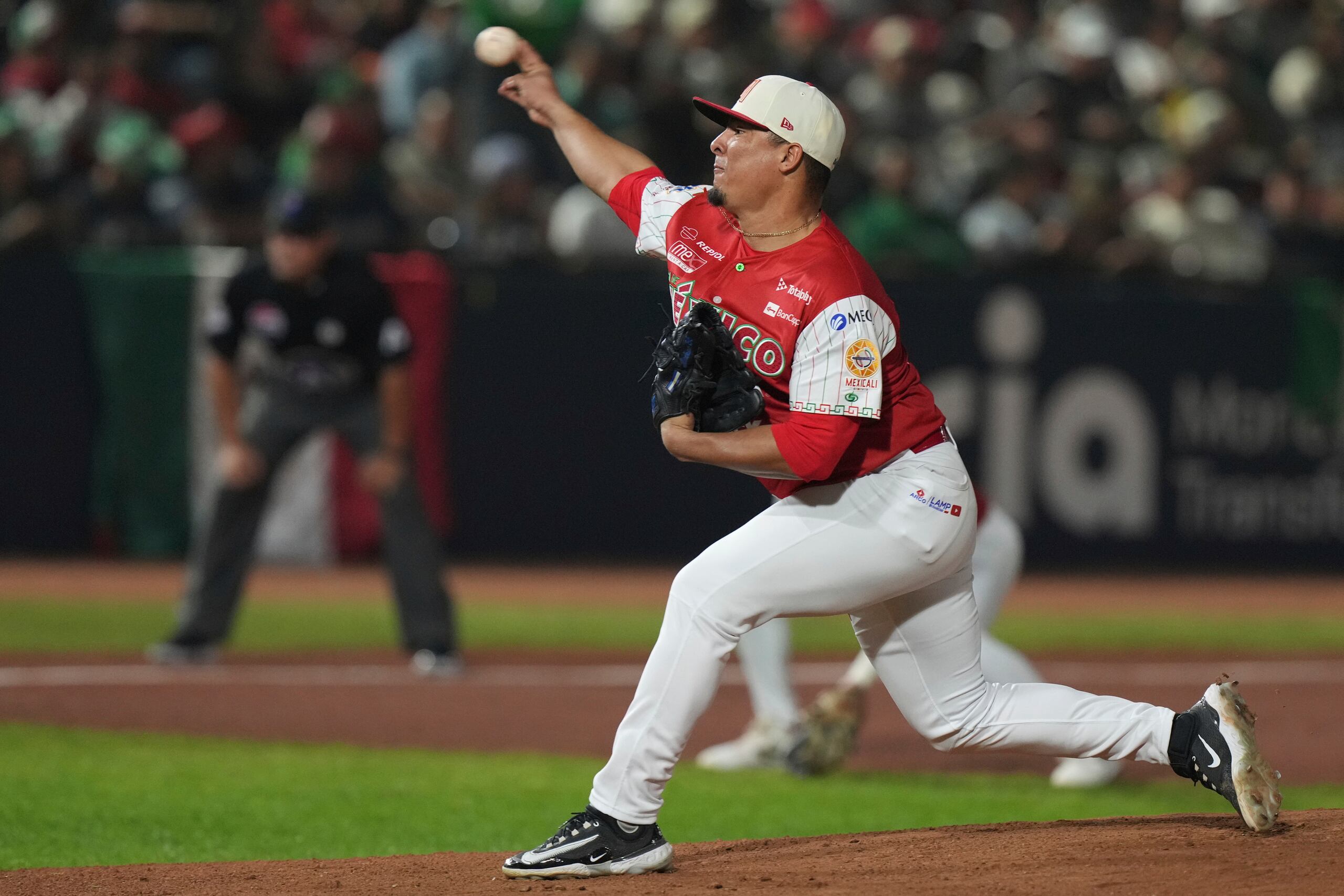 Ronald Medrano, lanzador mexicano, lanza frente a República Dominicana en la primera entrada del juego de béisbol en la Serie del Caribe, en el estadio Nido de las Águilas, en Mexicali, México, el domingo 2 de febrero de 2025.